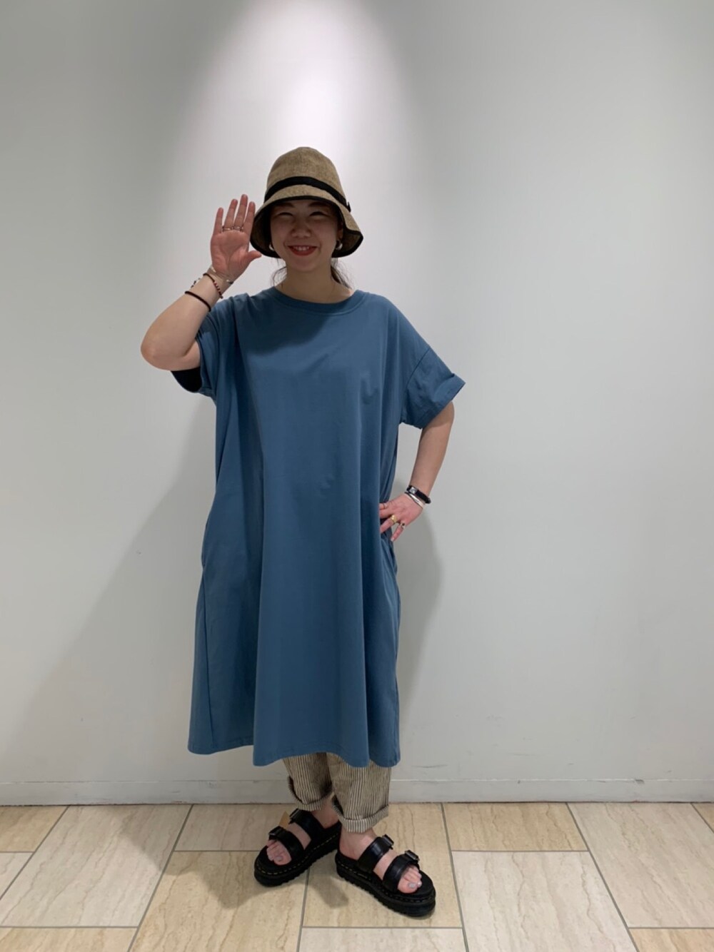 ブルー系のワンピース、その他のその他パンツ、ベージュ系のハットを着用したレディースの春コーディネートの1枚目の写真