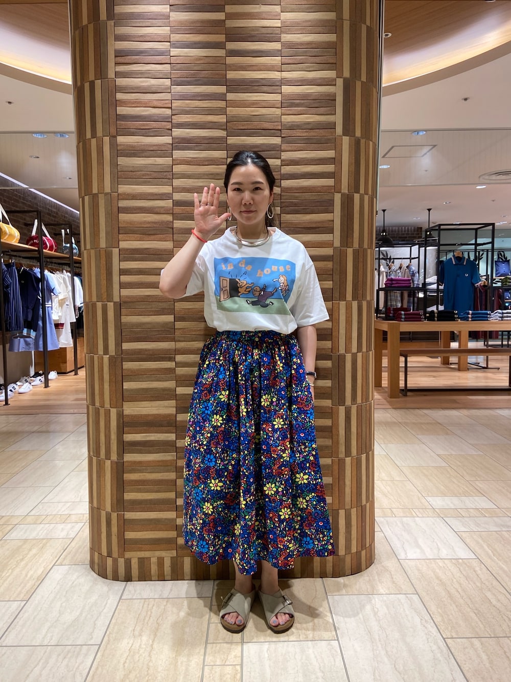 「カジュアル、楽チンコーデ、柄スカート、ティーシャツ、リラックススタイル、Tシャツコーデ、夏、オトナカジュアル、プリーツスカート、ボヘミアンズ」｜「BEAVERのMASAKA×BEAVER/マサカ×ビーバー　別注 WS in da house tee Tシャツ（Tシャツ/カットソー、ホワイト系）」を使った、小林さん（レディース・155cm）の春コーディネートの1枚目の写真