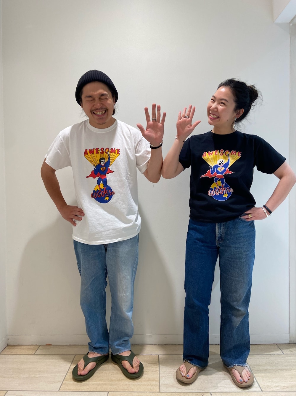 「カジュアルコーデ、パンツスタイル、デニム、シンプルコーデ、サンダル、ウーフォス、スポーツサンダル、リラックススタイル、BEAVER、BEAVER名古屋」｜「FUNGのFUNG/ファング　別注 Go Go 55th Tee Tシャツ（Tシャツ/カットソー、ブラック系）」を使った、小林さん（レディース・155cm）の夏コーディネートの1枚目の写真