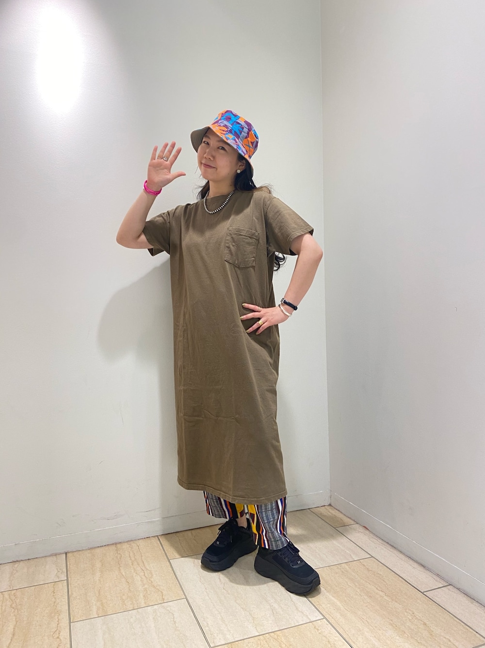 「カジュアルコーデ、大人コーデ、雨の日コーデ、柄パン、ワンピース、ワンピース×スニーカー、カーキ、ブラウン、BEAVER、BEAVER名古屋」｜「Goodwear(Since1983)のGOODWEAR/グッドウエア　S/S POCKET ONEPIECE LONG ワンピース（ワンピース、ブラウン系）」を使った、小林さん（レディース・155cm）の夏コーディネートの1枚目の写真