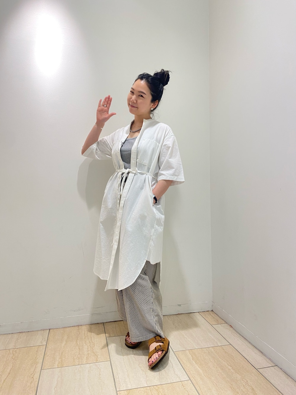 「カジュアルコーデ、大人コーデ、今日のコーデ、ナチュラル、さわやか、ワイドパンツ、タンクトップ、ワンピース、グラミチ、BEAVER」｜「GramicciのGRAMICCI/グラミチ　別注 SUCKER BALLOON PANTS 別注サッカーバルーンパンツ（その他パンツ、ブラック系）」を使った、小林さん（レディース・155cm）の夏コーディネートの1枚目の写真