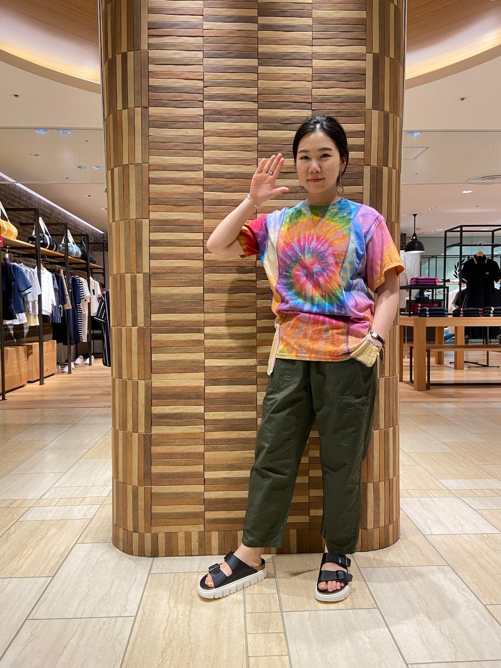 グリーン系のその他パンツ、シルバー系のリングを着用したレディースの夏コーディネートの1枚目の写真