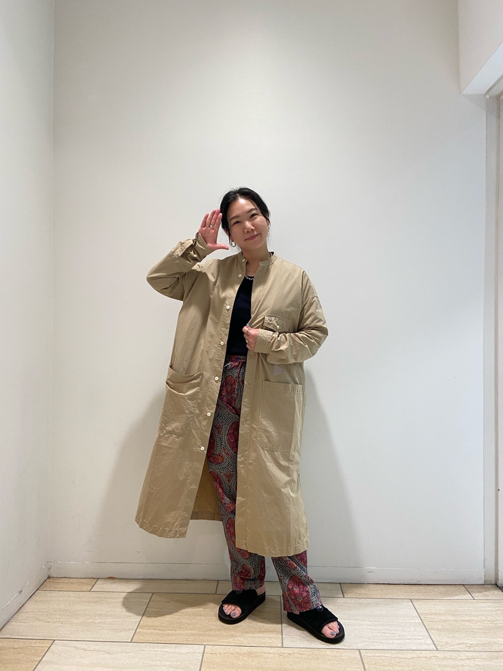 「シンプルコーデ、パンツスタイル、シャツスタイル、シャツワンピース、大人コーデ、サンダル、レイヤードスタイル、柄パンツ、BEAVER、BEAVER名古屋」｜「and wanderのand wander/アンドワンダー　CORDURA typewrighter long shirt　コーデュラ　タイプライター　ロングシャツ（ワンピース、イエロー系）」を使った、小林さん（レディース・155cm）の夏コーディネートの1枚目の写真