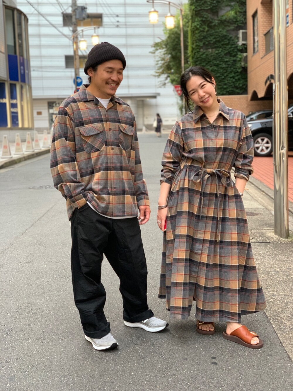 ベージュ系のワンピース/ドレス、シルバー系のリング、シルバー系のピアス（両耳用）を着用したレディースの夏コーディネートの1枚目の写真