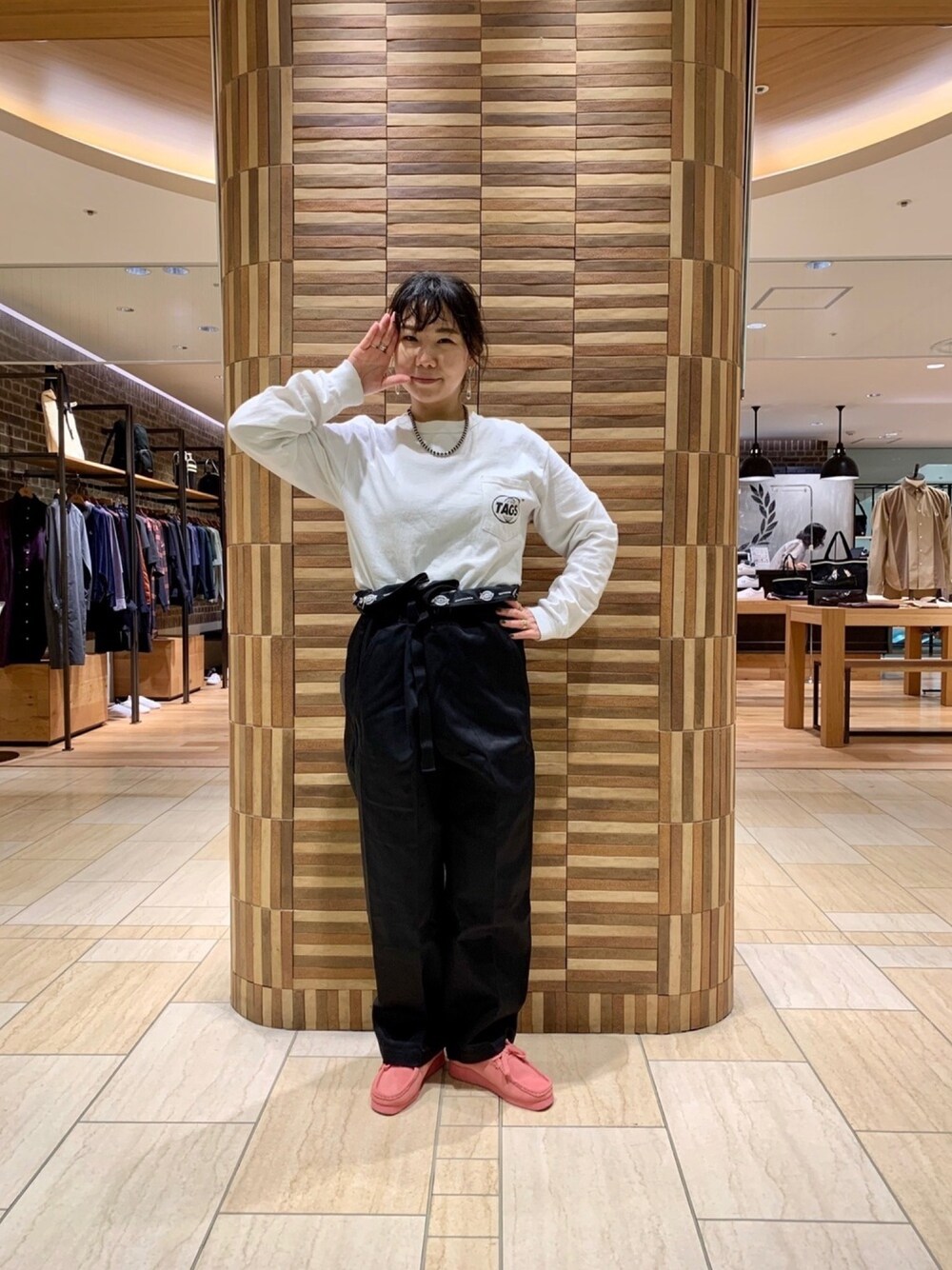 ホワイト系のTシャツ/カットソー、ブラック系のその他パンツ、シルバー系のリングを着用したレディースの秋コーディネートの1枚目の写真