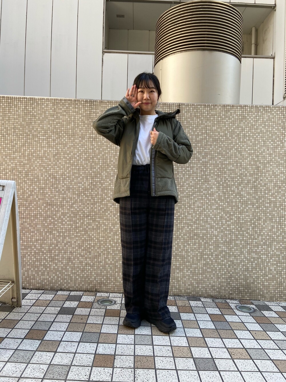 「秋のコーデ、冬コーデ、オトナカジュアル、ゆるコーデ、チェック、スニーカーコーデ、BEAVER、BEAVER名古屋、大人コーデ、アウトドアスタイル」｜「and wanderのand wander/アンド ワンダー　top fleece jacket　トップフリース　ジャケット（ブルゾン、ブラック系）」を使った、小林さん（レディース・155cm）の秋コーディネートの1枚目の写真