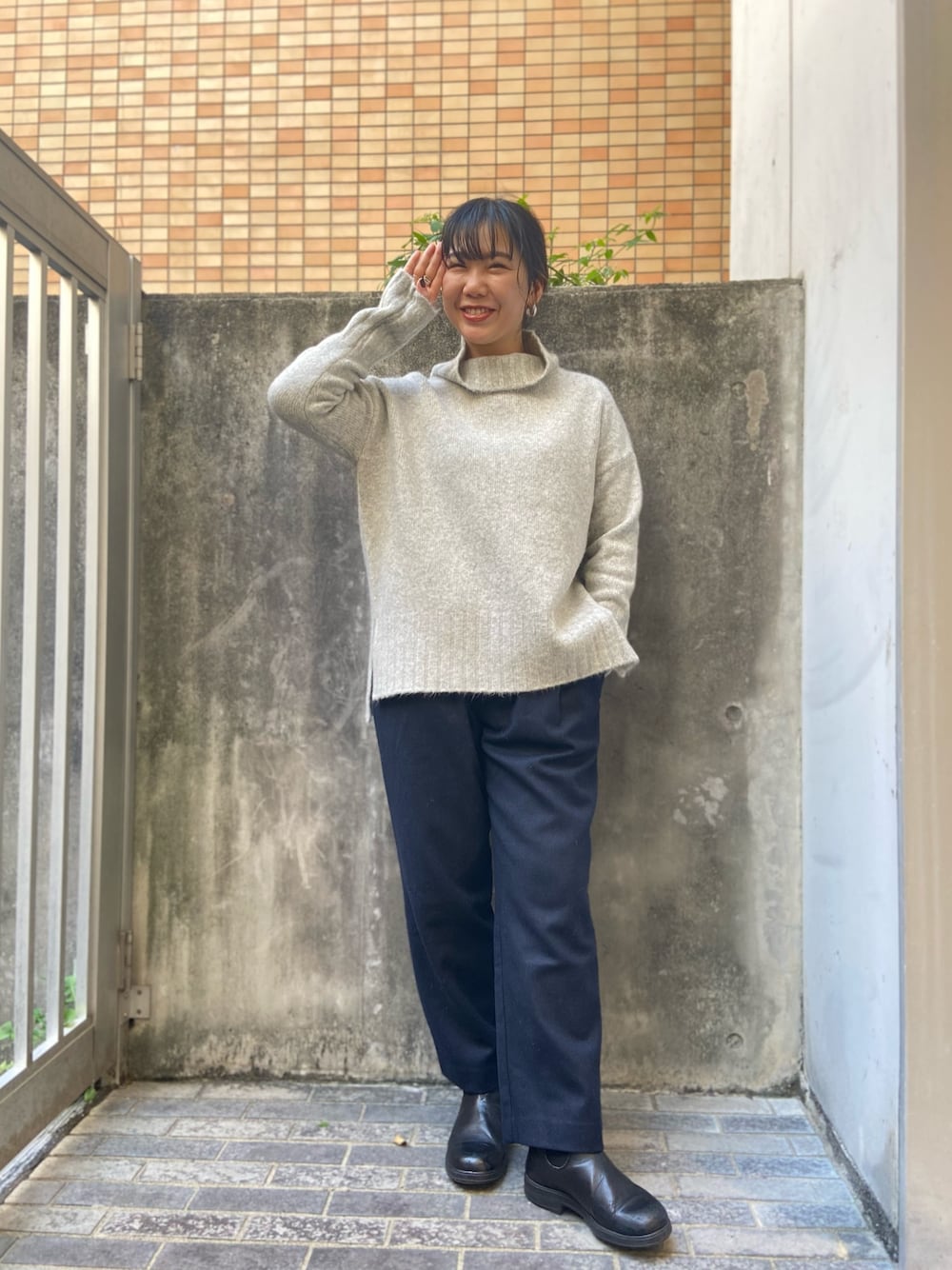 「ゆるコーデ、カジュアル、パンツスタイル、シンプル、オトナ女子、オーバーサイズ、オトナカジュアル、BEAVER、BEAVER名古屋、タートルネック」｜「MANASTASHのアイテム（トップス、ブラック系）」を使った、小林さん（レディース・155cm）の秋コーディネートの1枚目の写真