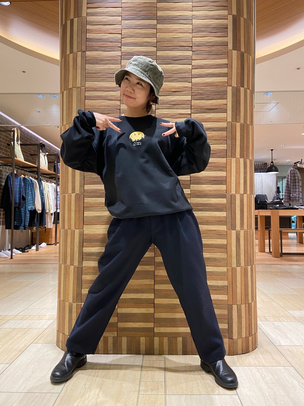 「冬コーデ、秋コーデ、メンズライク、オーバーサイズ、スウェット、ビッグシルエット、タックパンツ、BEAVER、BEAVER名古屋、ブラック」｜「MANASTASHのMANASTASH/マナスタッシュ　MOON SMILE SWEAT SHIRTS ムーンスマイルスウェットシャツ（スウェット、ブラック系）」を使った、小林さん（レディース・155cm）の秋コーディネートの1枚目の写真
