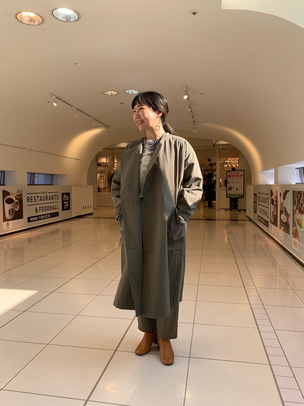 「カジュアルコーデ、シンプル、きれいめカジュアル、パンツスタイル、くすみカラー、BEAVER、BEAVER名古屋、タイダイ柄、マナスタッシュ、ノーカラーコート」｜「MANASTASHのMANASTASH/マナスタッシュ　W-s WORK FIELD COAT　ワークフィールドコート（ステンカラーコート、グリーン系）」を使った、小林さん（レディース・155cm）の冬コーディネートの1枚目の写真