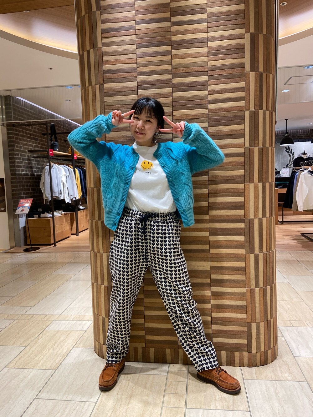 「シンプルコーデ、カーディガン、カジュアル、ニットコーデ、スマイル、ボヘミアンズ、BEAVER、BEAVER名古屋、ラクチンコーデ、柄パンツ」｜「Coohemのアイテム（トップス、グリーン系）」を使った、小林さん（レディース・155cm）の冬コーディネートの1枚目の写真