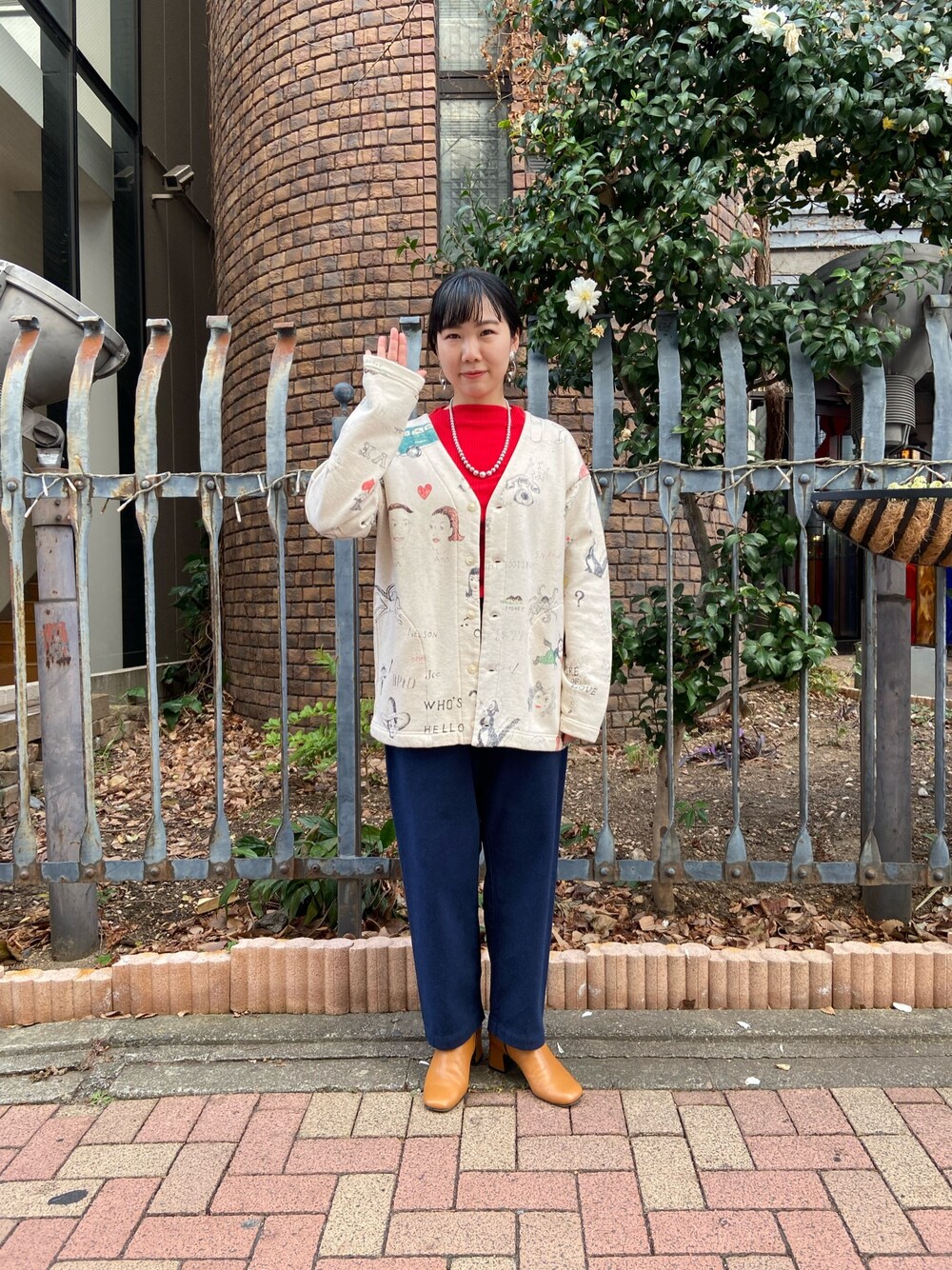 「私の推しブランド、ラフコーデ、ビッグシルエット、春、カジュアル、カーディガン、BEAVER、BEAVER名古屋、ボヘミアンズ、柄シャツ」｜「BOHEMIANSのBOHEMIANS/ボヘミアンズ　別注ROSY SWEAT CARDIGAN 別注ロジースウェットカーディガン（カーディガン/ボレロ、ベージュ系）」を使った、小林さん（レディース・155cm）の冬コーディネートの1枚目の写真