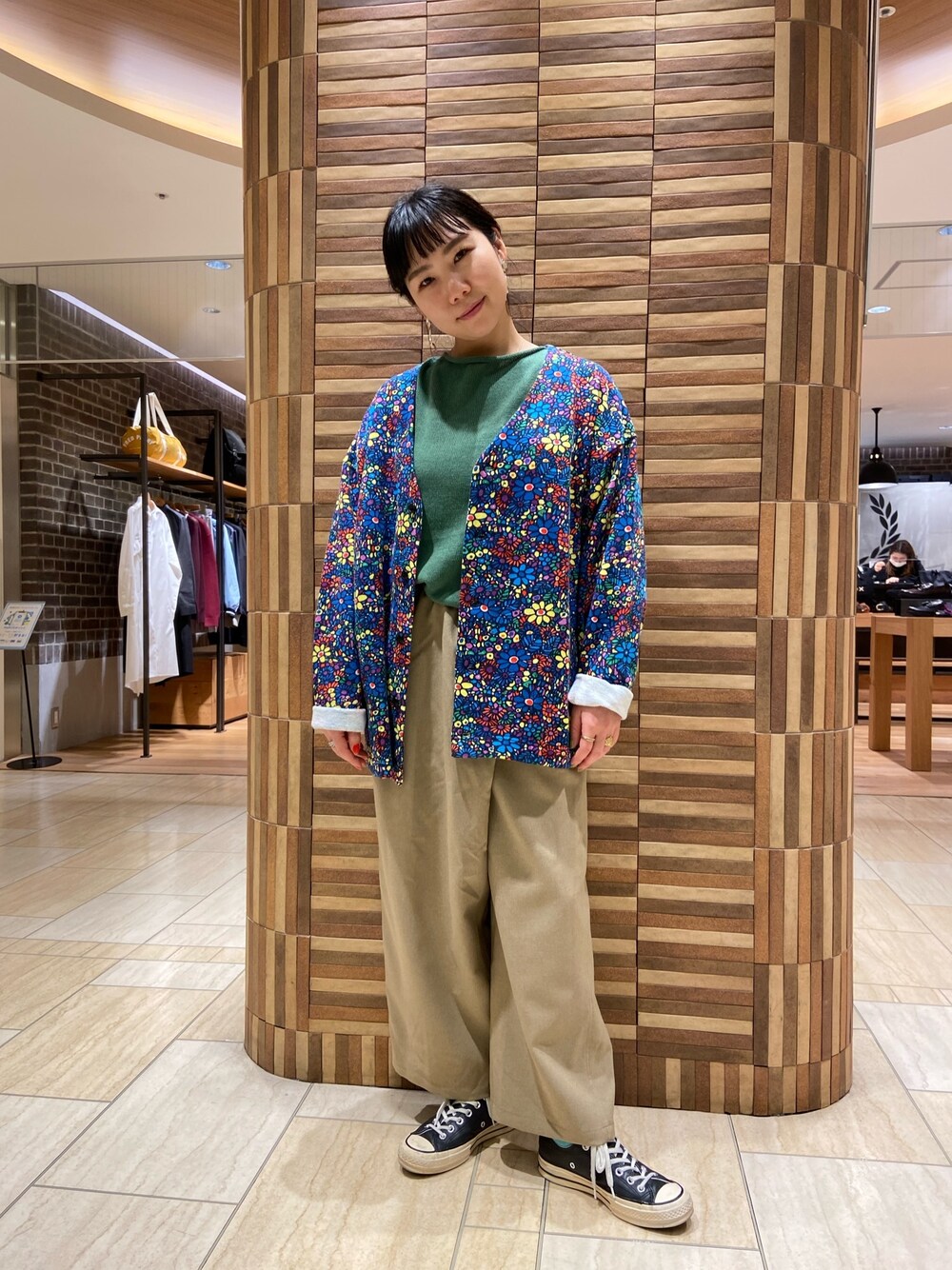 「休日スタイル、柄、ボヘミアンズ、春、カジュアル、オトナ女子、はるコーデ、ワイドパンツ、春ニット、BEAVER」｜「BOHEMIANSのBOHEMIANS/ボヘミアンズ　別注MOSAIC FLOWER SWEAT CARDIGAN 別注モザイクフラワースウェットカーディガン（カーディガン/ボレロ、その他）」を使った、小林さん（レディース・155cm）の冬コーディネートの1枚目の写真