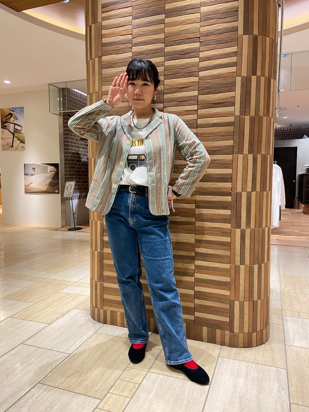 「休日コーデ、大人カジュアル、シンプル、デニム、オトナ女子、春、春アウター、2021春新作、BEAVER、BEAVER名古屋」｜「TIGRE BROCANTEのTIGRE BROCANTE/ティグルブロカンテ　シルクドビーストライプショートラペルジャケット（テーラードジャケット、ベージュ系）」を使った、小林さん（レディース・155cm）の冬コーディネートの1枚目の写真