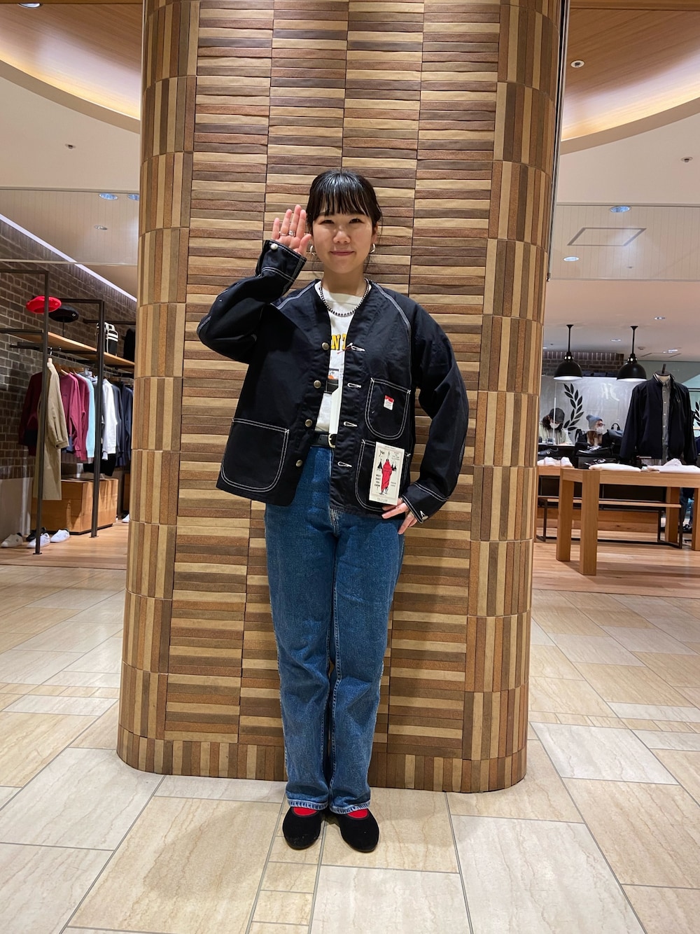 「大人カジュアル、カジュアルコーデ、シンプル、春、デニム、春アウター、デニムパンツ、BEAVER、BEAVER名古屋、オトナ女子」｜「CAL O LINEのCAL O LINE /キャルオーライン　BLACK ENGINEERS JACKET　ブラックエンジニアーズジャケット（ブルゾン、ブラック系）」を使った、小林さん（レディース・155cm）の春コーディネートの1枚目の写真