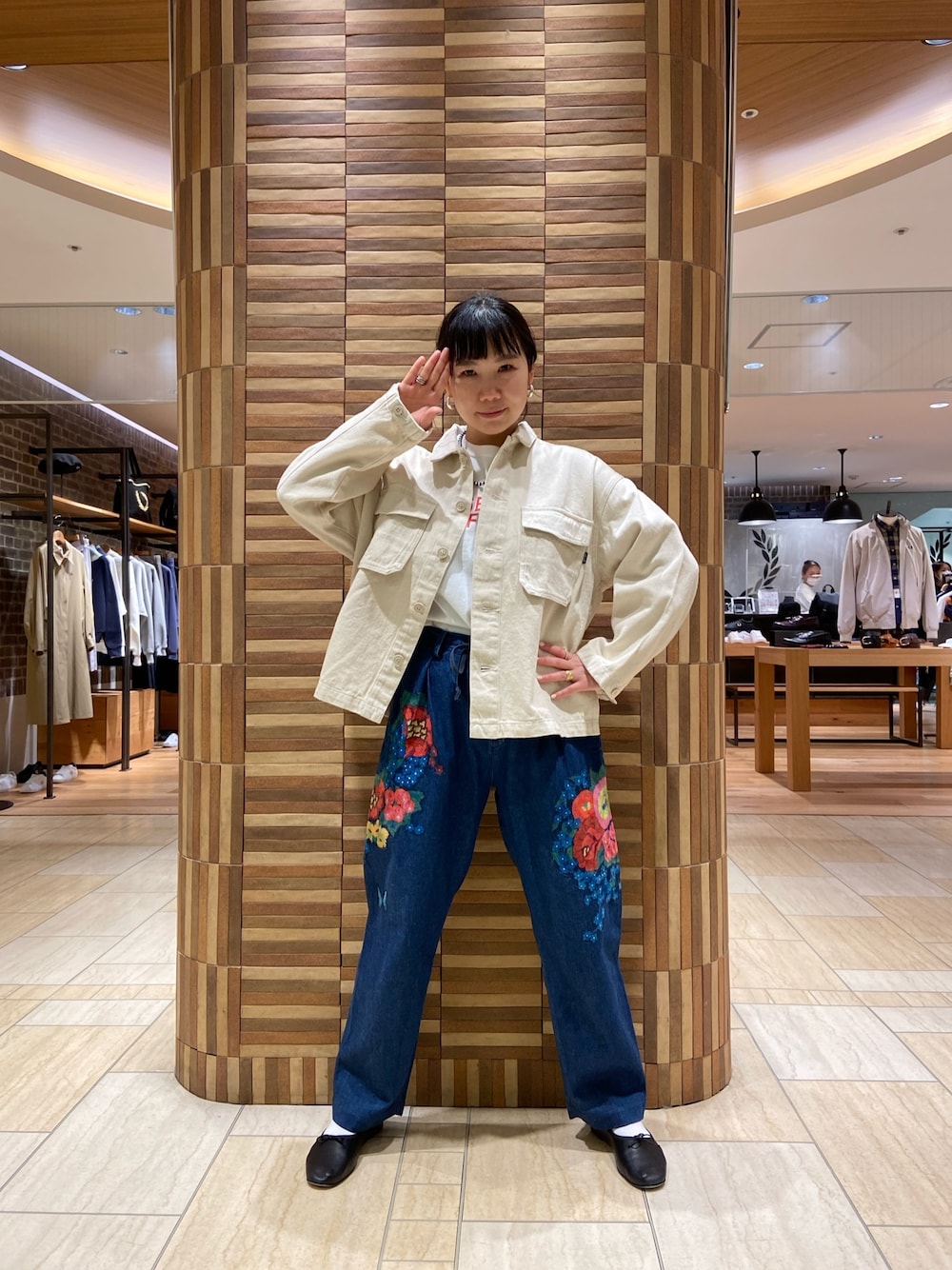 「春コーデ、カジュアルコーデ、デニム、パンツスタイル、春アウター、シャツジャケット、BEAVER、BEAVER名古屋、ボヘミアンズ、はるコーデ」｜「MANASTASHのMANASTAH/マナスタッシュ　Ws HEMP JAC SH　ヘンプ　シャツジェケ（ブルゾン、ベージュ系）」を使った、小林さん（レディース・155cm）の春コーディネートの1枚目の写真