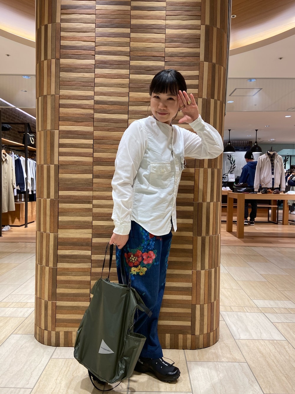 「春コーデ、スニーカーコーデ、カジュアルコーデ、アウトドアスタイル、アンドワンダー、ガラパン、BEAVER、BEAVER名古屋、春アウター、デニム」｜「and wanderのand wander/アンドワンダー　Dry Ox Nocollar Shirt　ドライオックスノーカラーシャツ（シャツ/ブラウス、ホワイト系）」を使った、小林さん（レディース・155cm）の春コーディネートの1枚目の写真