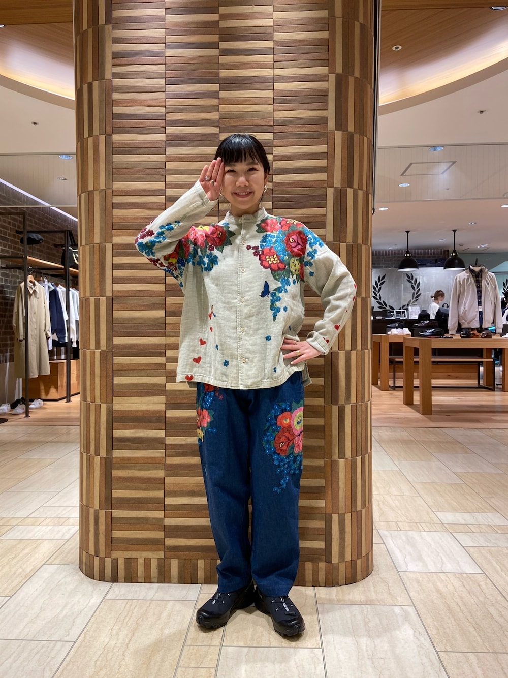 「春、パンツコーデ、春カラースタイル、デニム、スニーカー、トレッキングシューズ、サロモン、柄シャツ、BEAVER、BEAVER名古屋」｜「BOHEMIANSのBOHEMIANS/ボヘミアンズ　GARDEN SHIRT ガーデンシャツ（シャツ/ブラウス、ホワイト系）」を使った、小林さん（レディース・155cm）の春コーディネートの1枚目の写真