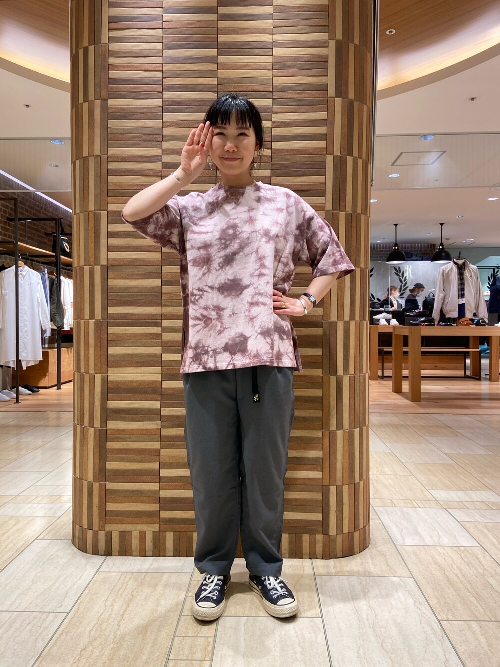 「春コーデ、スニーカーコーデ、夏コーデ、タイダイ柄、タイダイT、グラミチ、グラミチ別注、BEAVER、BEAVER名古屋、スラックス」｜「MANASTASHのMANASTASH/マナスタッシュ　W-s TIEDYE LEAF LOGO　タイダイＴ（Tシャツ/カットソー、ブラウン系）」を使った、小林さん（レディース・155cm）の春コーディネートの1枚目の写真