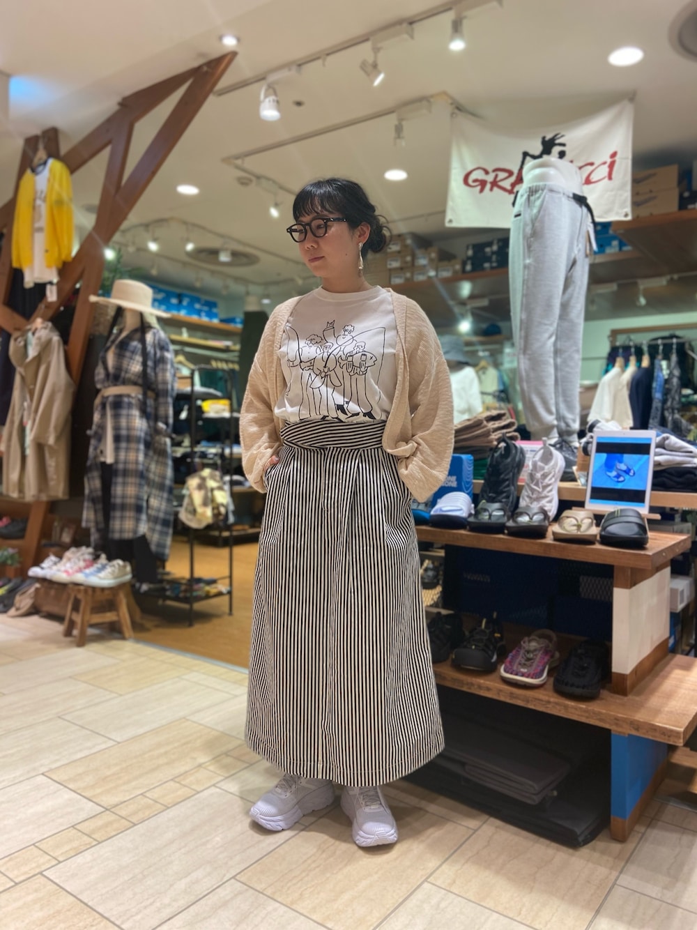 「シンプル、ゆるコーデ、カーディガン、スカート、春コーデ、春夏コーデ、オトナカジュアル、BEAVER、BEAVER名古屋、Tシャツ」｜「and wanderのandwander × Yu nagaba/アンドワンダー×長場雄　BEAVER別注 fishing printed T by Yu（Tシャツ/カットソー、ベージュ系）」を使った、小林さん（レディース・155cm）の春コーディネートの1枚目の写真