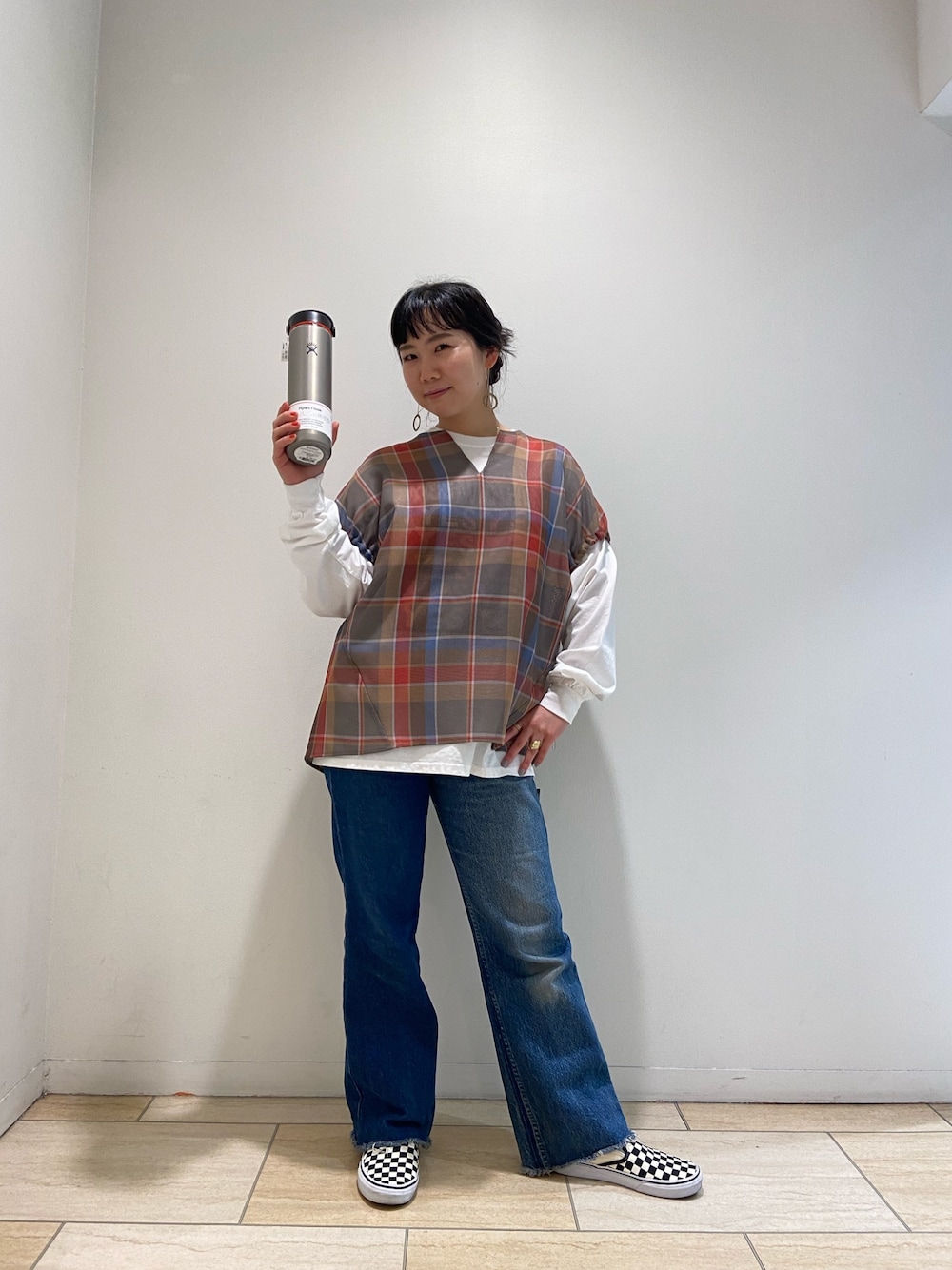 「シンプル、チェック、春、カジュアル、大人カジュアル、パンツスタイル、BEAVER、BEAVER名古屋、プリントT、ロゴT」｜「PENDLETONのPENDLETON/ペンドルトン　NO SLEEVE PULLOVER ノースリーブプルオーバー（シャツ/ブラウス、レッド系）」を使った、小林さん（レディース・155cm）の春コーディネートの1枚目の写真