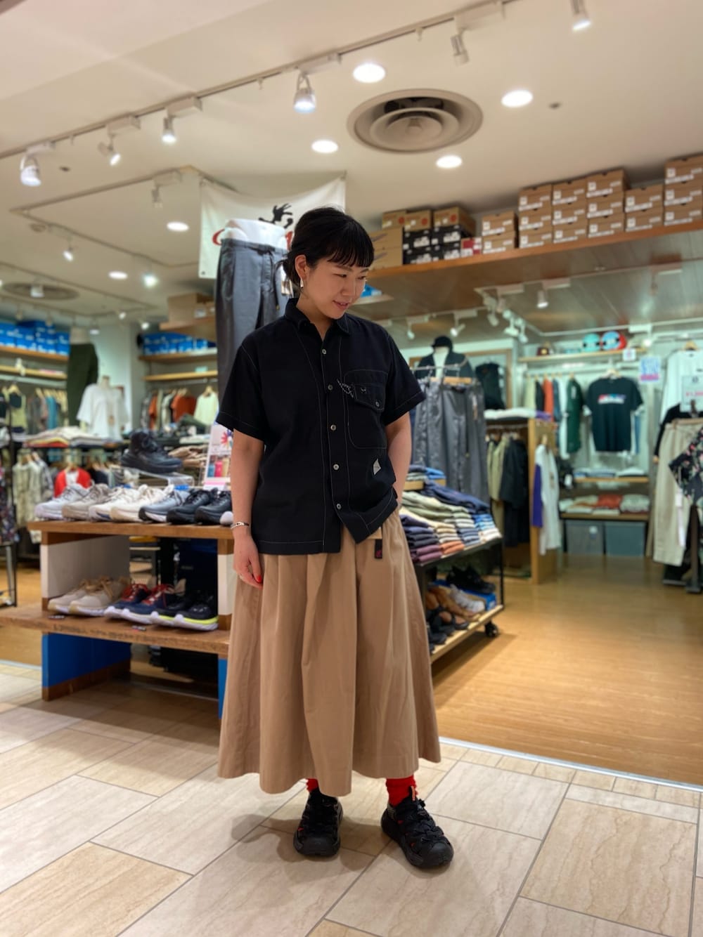 「休日スタイル、春夏コーデ、オトナカジュアル、スニーカー、オトナカワイイ、BEAVER、BEAVER名古屋、サンダル、グラミチ、スカート」｜「and wanderのand wander/アンドワンダー　dry linen open collar shirt ドライリネンオープンカラーシャツ 5741183079（シャツ/ブラウス、ブラック系）」を使った、小林さん（レディース・155cm）の春コーディネートの1枚目の写真