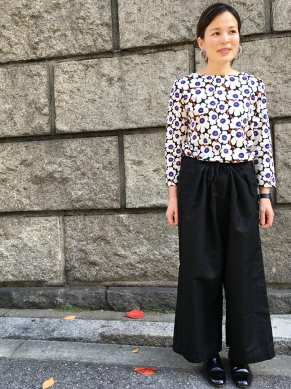 「marimekko、ドレスシューズ、マリメッコ、ワイドパンツ、シンプルコーデ、春コーデ、花柄トップス、柄Tシャツ、七分袖Ｔシャツ、ウニッコ柄」｜「marimekkoのUNIKKO 128 CO JERSEY / ILMA SHIRT（Tシャツ/カットソー、ブルー系）」を使った、staff7さん（レディース・154cm）の冬コーディネートの1枚目の写真