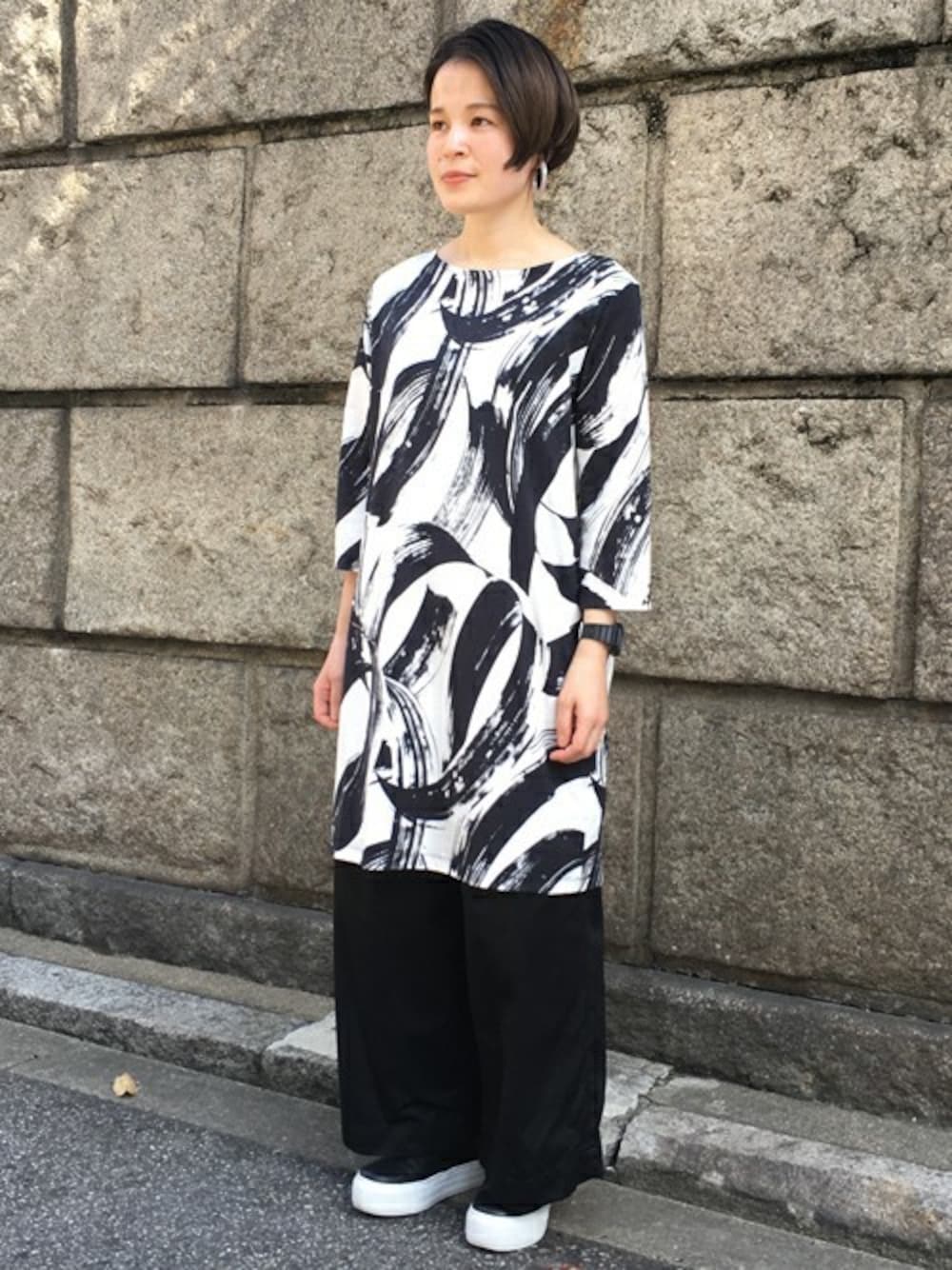 「ワンピース、ワントーンコーデ、marimekko、モノトーン、大人カジュアル、マリメッコ、レザーシューズ、柄ワンピース、低身長、秋冬コーデ」｜「marimekkoのHULA HULA PERETTA 183（ワンピース、ブラック系）」を使った、staff7さん（レディース・154cm）の秋コーディネートの1枚目の写真