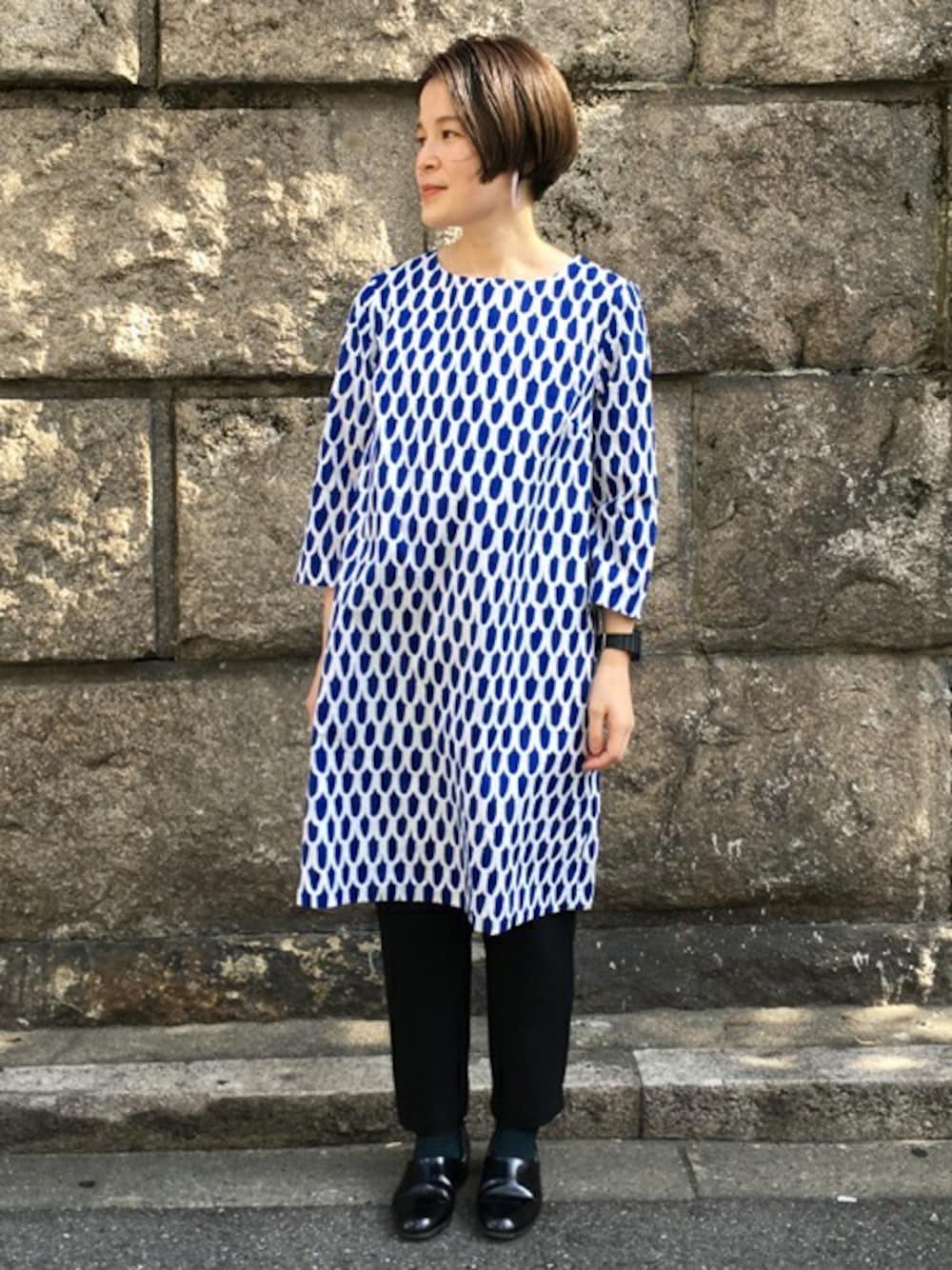 「ワンピース、ブルー、marimekko、マリメッコ、レザーシューズ、柄ワンピース、黒パンツ、低身長、秋冬コーデ、オトナ女子」｜「marimekkoのPIKKU SUOMU BIAK 183（ワンピース、ブルー系）」を使った、staff7さん（レディース・154cm）の秋コーディネートの1枚目の写真