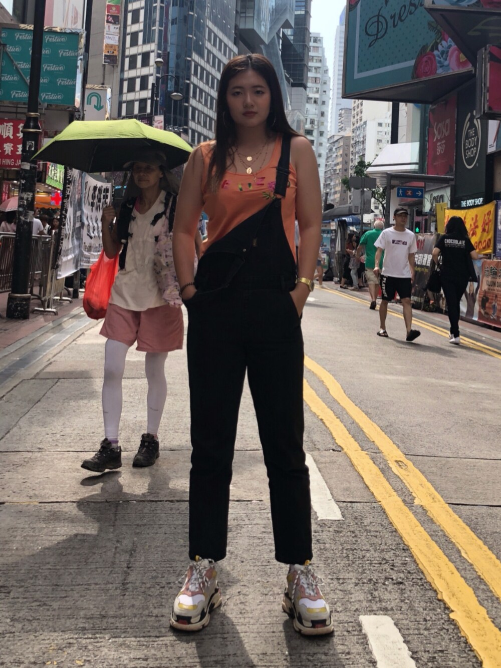 「女の子、女の子コーデ、男の子、秋のコーデ、秋コーデ、秋、古着、古着MIX、古着コーデ、BALENCIAGA」｜「BALENCIAGAのBALENCIAGA バレンシアガ Off-White オフホワイト スニーカー メンズ　レディース レザー ローカット 送料無料　２０１８新作（スニーカー、その他）」を使った、nicholeさん（レディース・172cm）の秋コーディネートの1枚目の写真