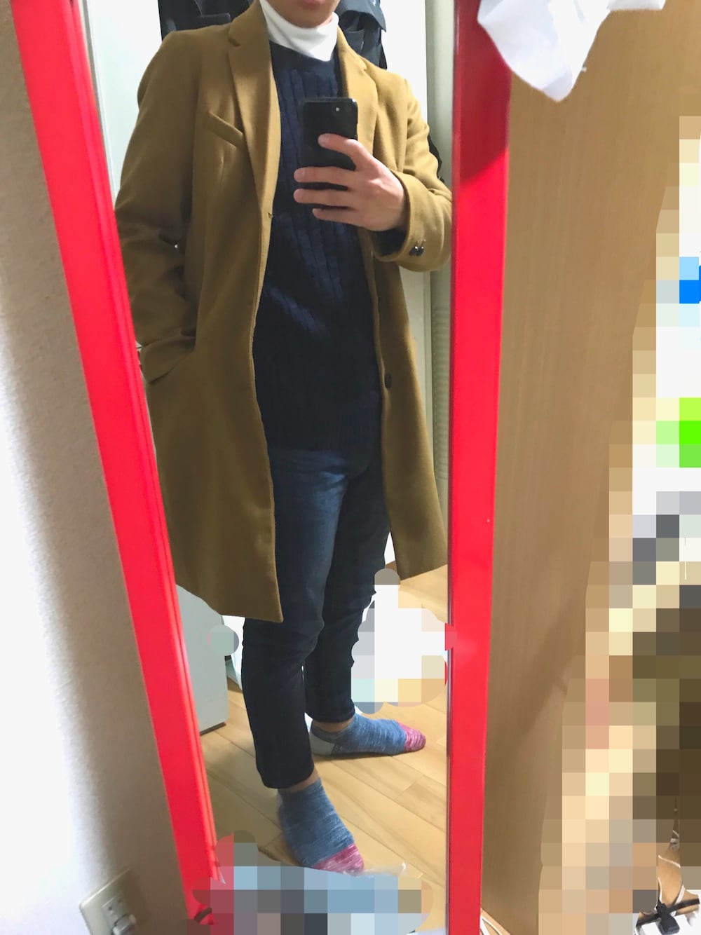 「シンプル、冬、タートルネック、きれいめカジュアル、プチプラ、スキニーデニム、キャメル、UNIQLO、チェスターコート、休日スタイル」｜「ikkaのアイテム（ニット/セーター、ブラック系）」を使った、ダイスケさん（メンズ・170cm）の冬コーディネートの1枚目の写真