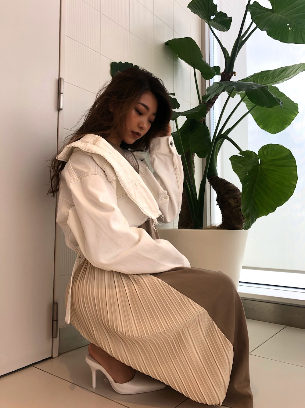 「ワンピース、プリーツ、ロングワンピース、高身長女子、妊婦コーデ、おうちファッション、Gジャン、白ジャケット、デニムジャケット」｜「GYDAのフロントZIPデニムジャケット（デニムジャケット、ホワイト系）」を使った、rein_924さん（レディース・168cm）の春コーディネートの1枚目の写真