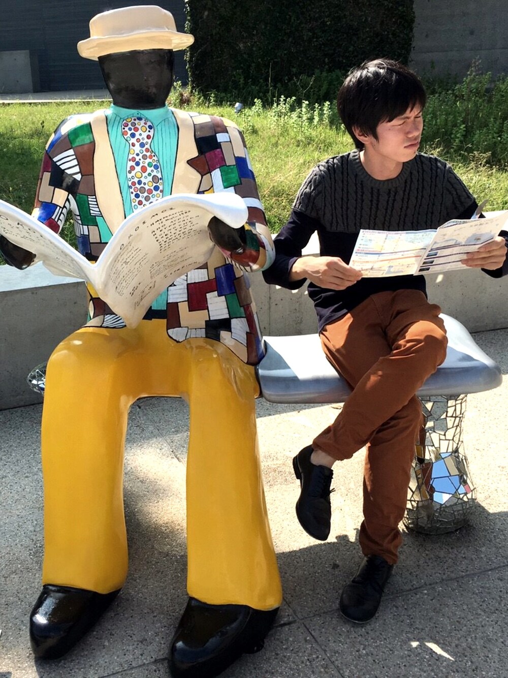 「カジュアル、シンプル、香川県、キレイめ、朝」｜「GLOBAL WORKの【雑誌掲載商品】ウエポンチノトラウザー（チノパンツ、ブラウン系）」を使った、KYOSUKEさん（メンズ・179cm）の冬コーディネートの1枚目の写真