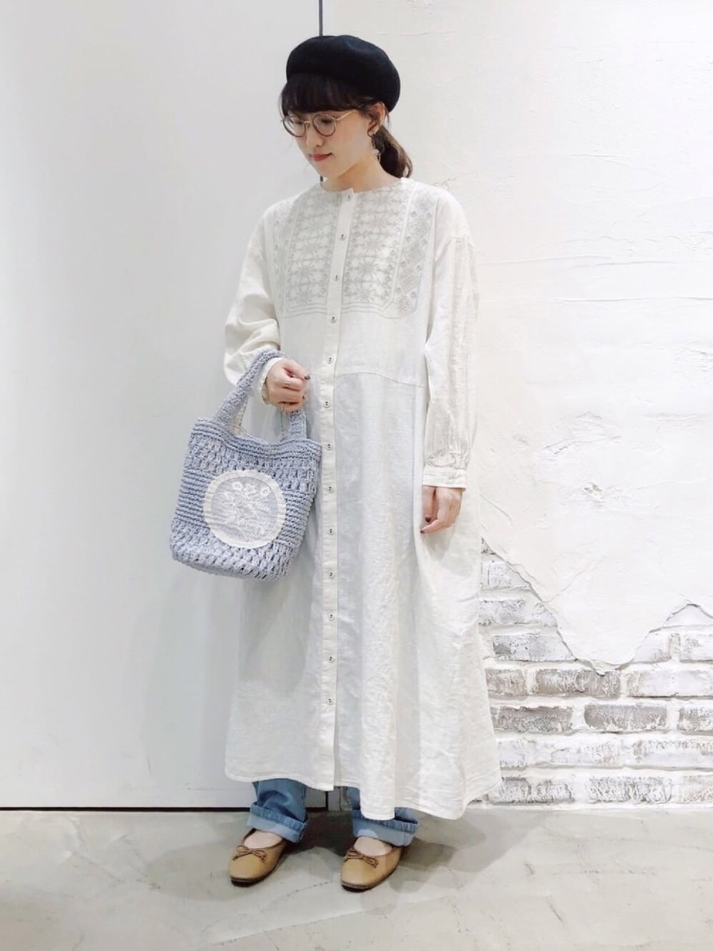 「サマンサ モスモス(Samansa Mos2)、SM2、デニム、春コーデ、大人ガーリー、ゆるコーデ、刺繍ワンピース、ベレー帽」｜「Samansa Mos2のパーツレース付ペーパートート（トートバッグ、ブルー系）」を使った、ささき｟名古屋/イオンモール大高｠さん（レディース・152cm）の春コーディネートの1枚目の写真