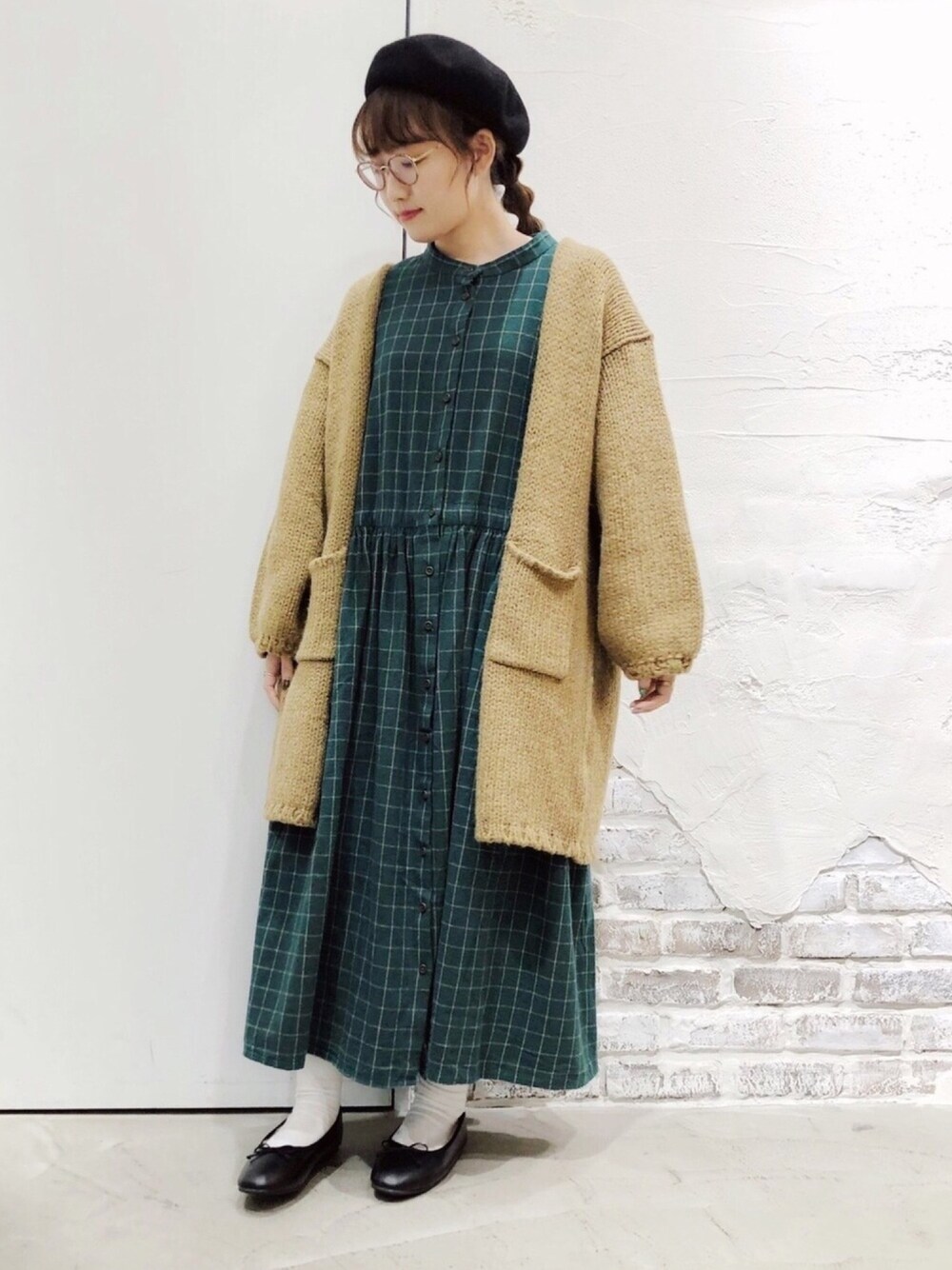 「SM2、サマンサ モスモス(Samansa Mos2)、秋コーデ、大人ガーリー、柄ワンピース、ニットカーディガン、ベレー帽、グリーン、チェック」｜「Samansa Mos2のスタンドネックチェックワンピース（ワンピース、グリーン系）」を使った、ささき｟名古屋/イオンモール大高｠さん（レディース・152cm）の秋コーディネートの1枚目の写真