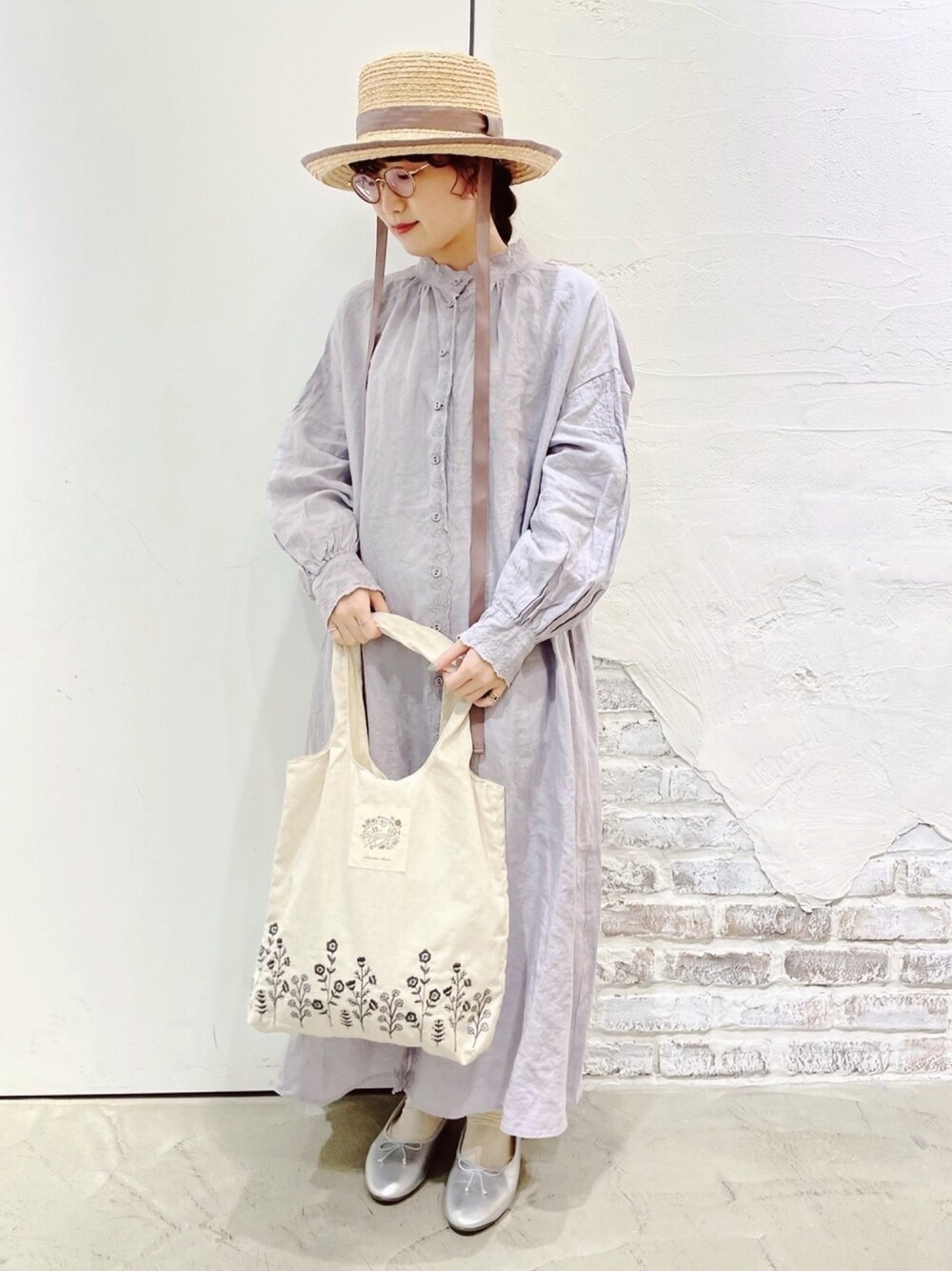 「SM2、サマンサ モスモス(Samansa Mos2)、大人ガーリー、ゆるコーデ、刺繍、ワンピース、Slowlinen、カンカン帽、ラベンダー、パンプス」｜「Samansa Mos2のリボンテープ付カンカン帽（ハット、ブラウン系）」を使った、ささき｟名古屋/イオンモール大高｠さん（レディース・152cm）の春コーディネートの1枚目の写真