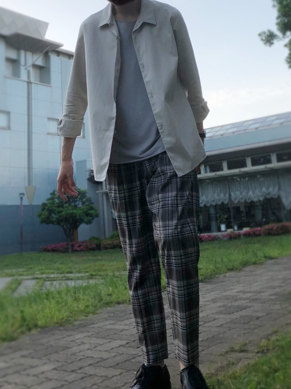 グレー系のスラックス、ベージュ系のシャツ/ブラウス、ブラック系のドレスシューズを着用したメンズの春コーディネートの1枚目の写真