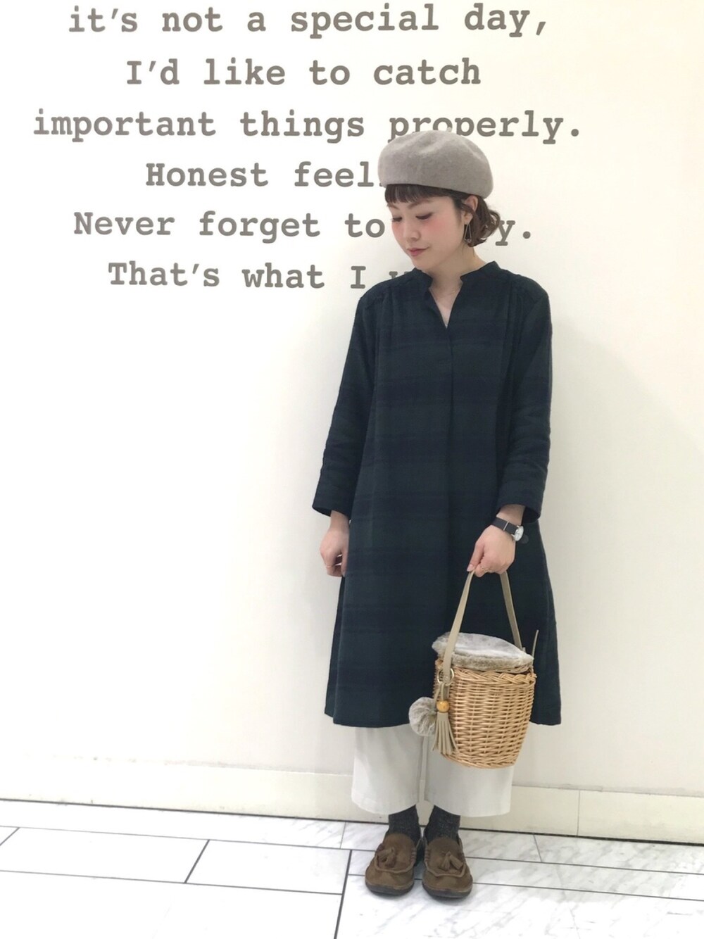 グリーン系のワンピース、ベージュ系のその他パンツ、ベージュ系のかごバッグを着用したレディースの冬コーディネートの1枚目の写真