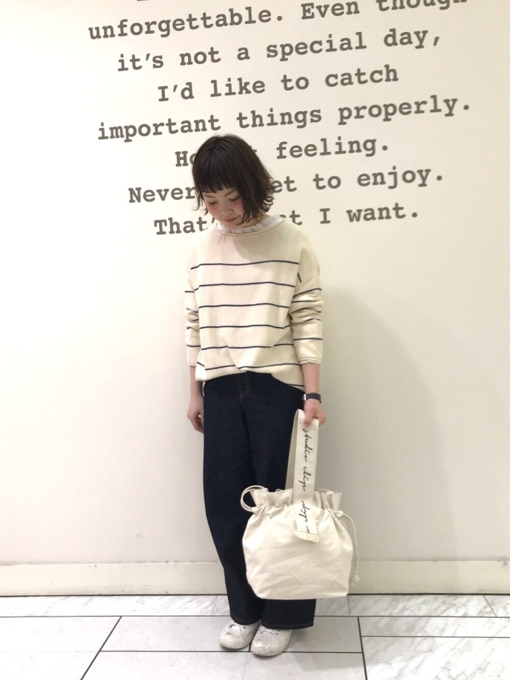 ホワイト系のトップス、ホワイト系のシャツ/ブラウス、ブルー系のデニムパンツを着用したレディースの冬コーディネートの1枚目の写真