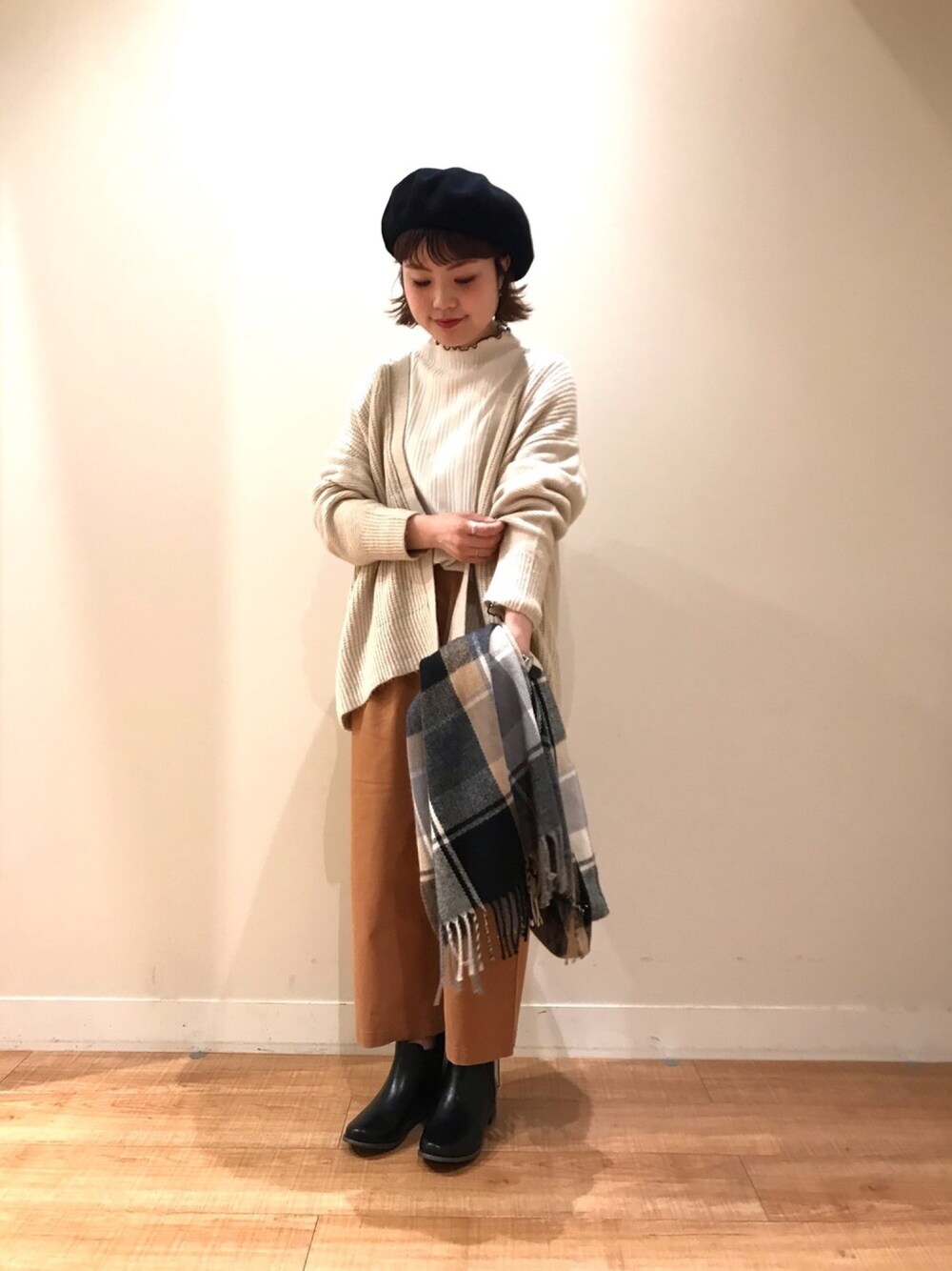 ベージュ系のカーディガン/ボレロ、ホワイト系のTシャツ/カットソー、イエロー系のその他パンツを着用したレディースの秋コーディネートの1枚目の写真