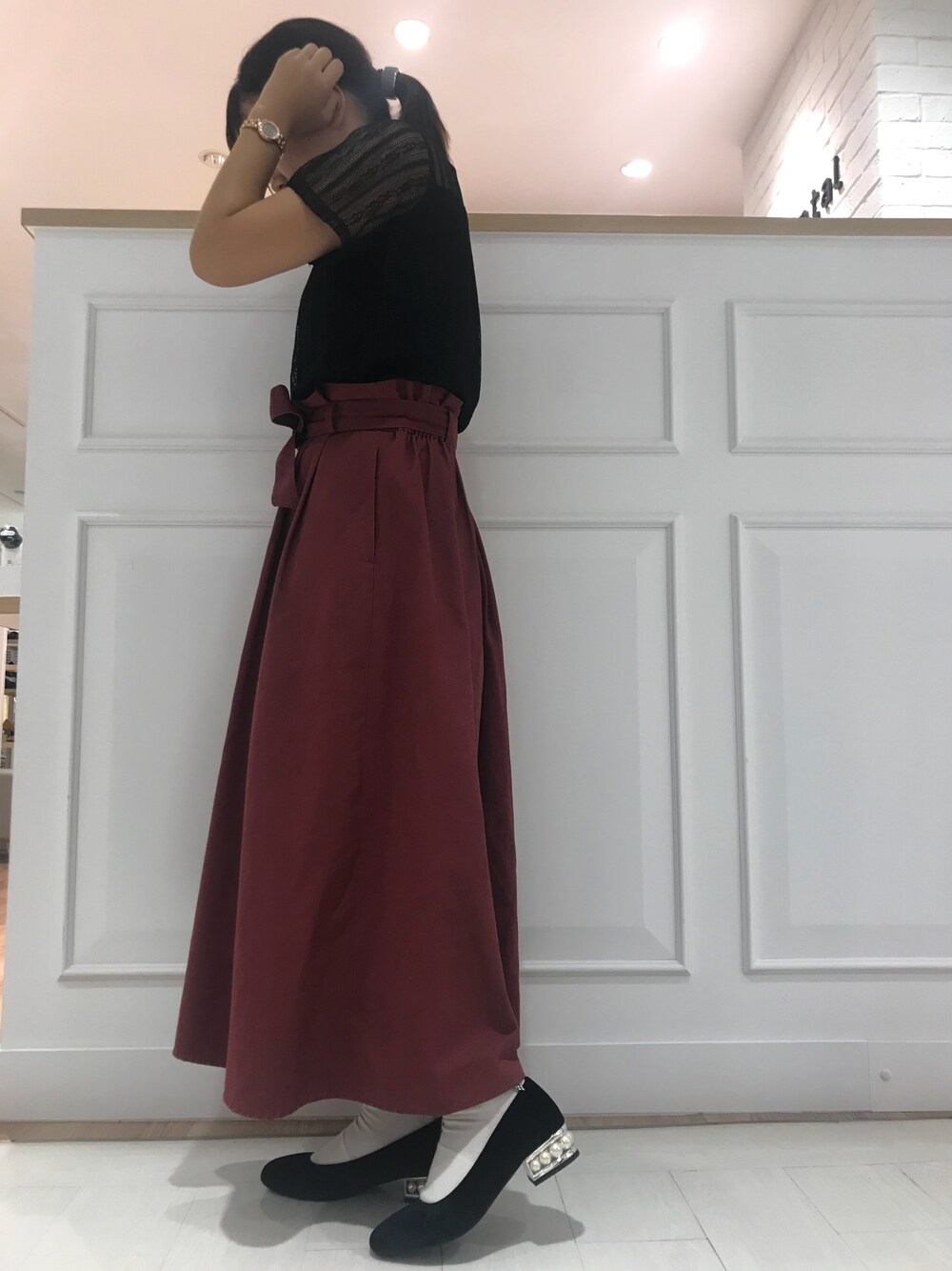 ブラック系のパンプスを着用したレディースの秋コーディネートの1枚目の写真