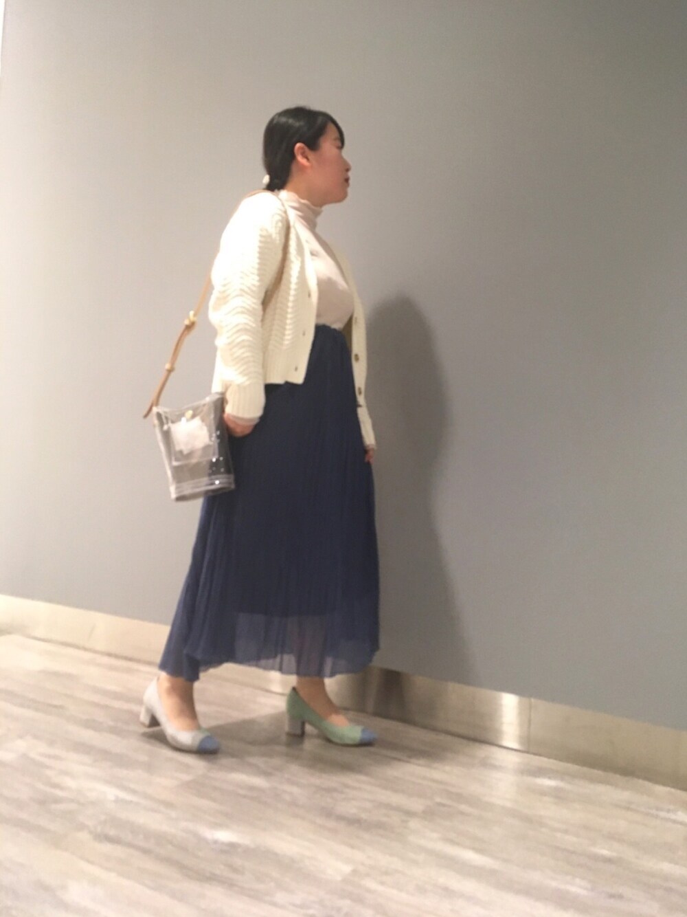 グレー系のパンプスを着用したレディースの春コーディネートの1枚目の写真