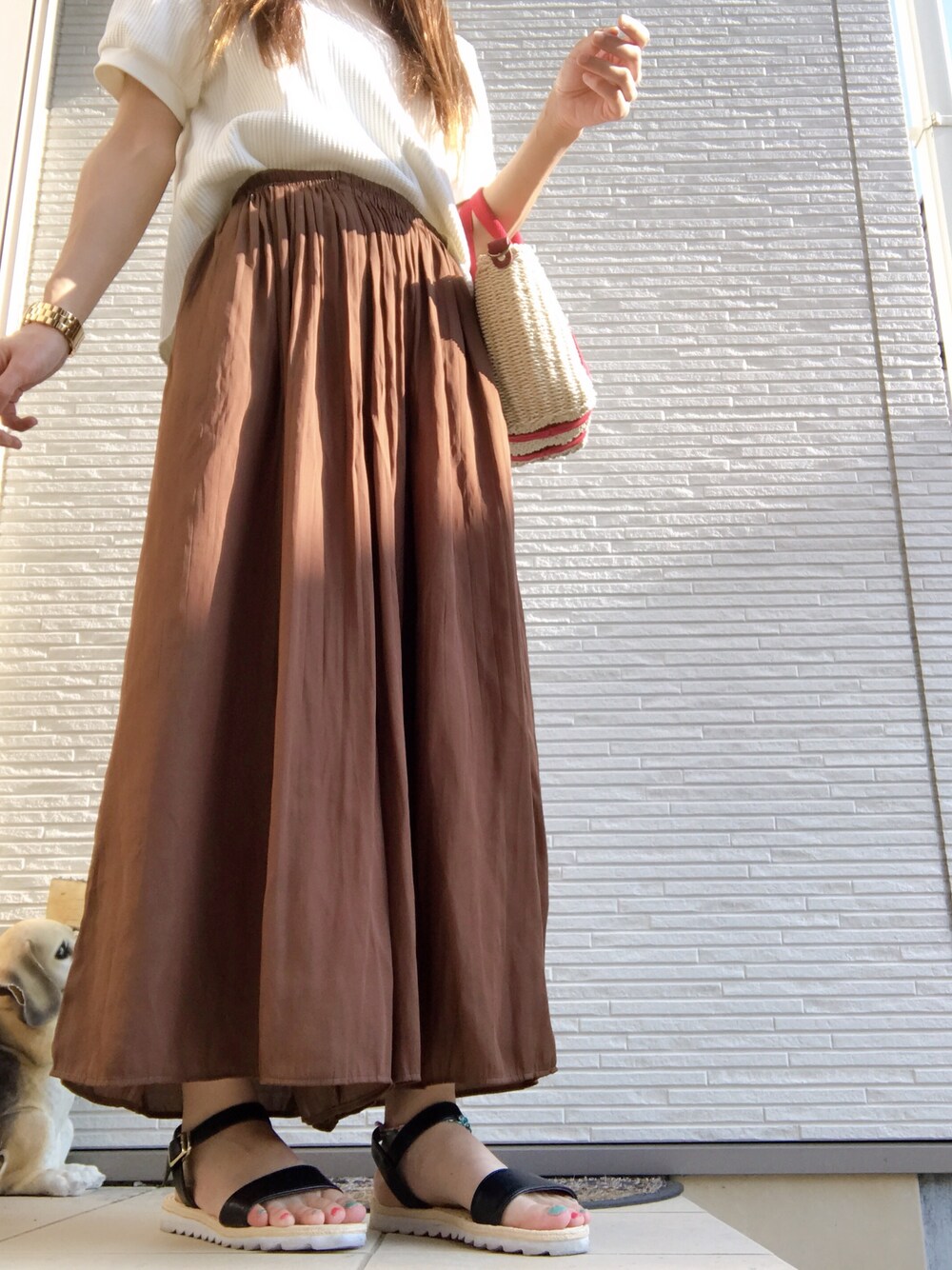 ブラウン系のその他パンツ、ホワイト系のTシャツ/カットソー、ブラック系のサンダルを着用したレディースの夏コーディネートの1枚目の写真