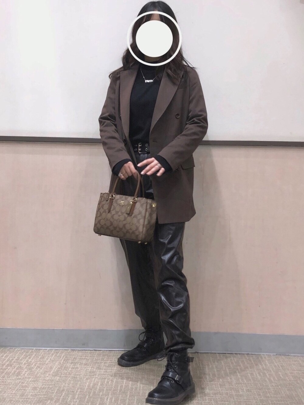 「ブラウンコーデ、レザーパンツ、ヘビ柄」｜「OZOCのアイテム（スーツジャケット、ブラウン系）」を使った、ふかさん（レディース・165cm）の冬コーディネートの1枚目の写真