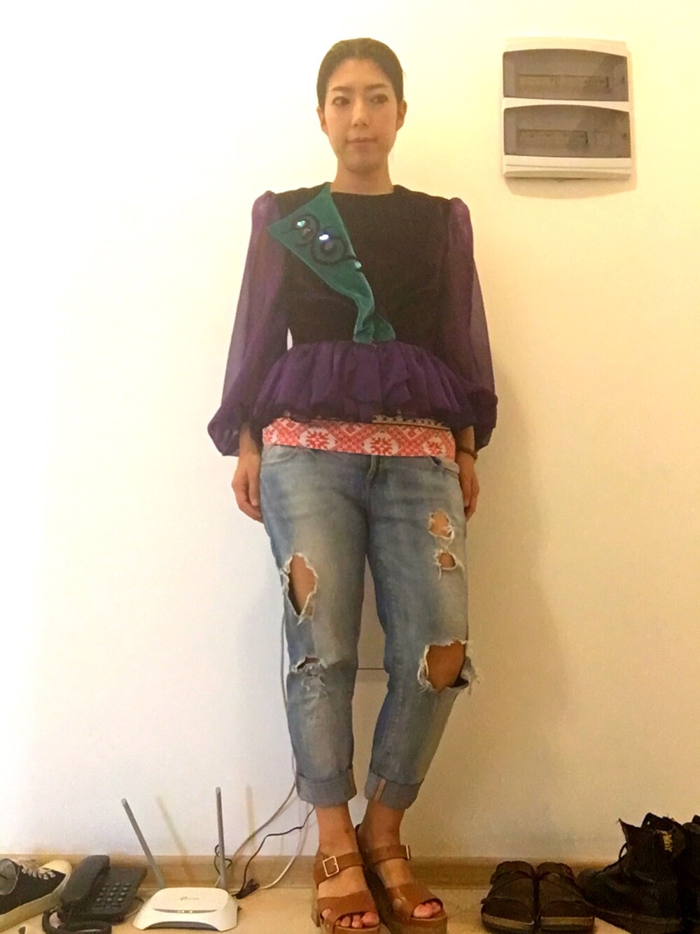 パープル系のその他アウター、レッド系のTシャツ/カットソー、ブルー系のデニムパンツを着用したレディースの夏コーディネートの1枚目の写真