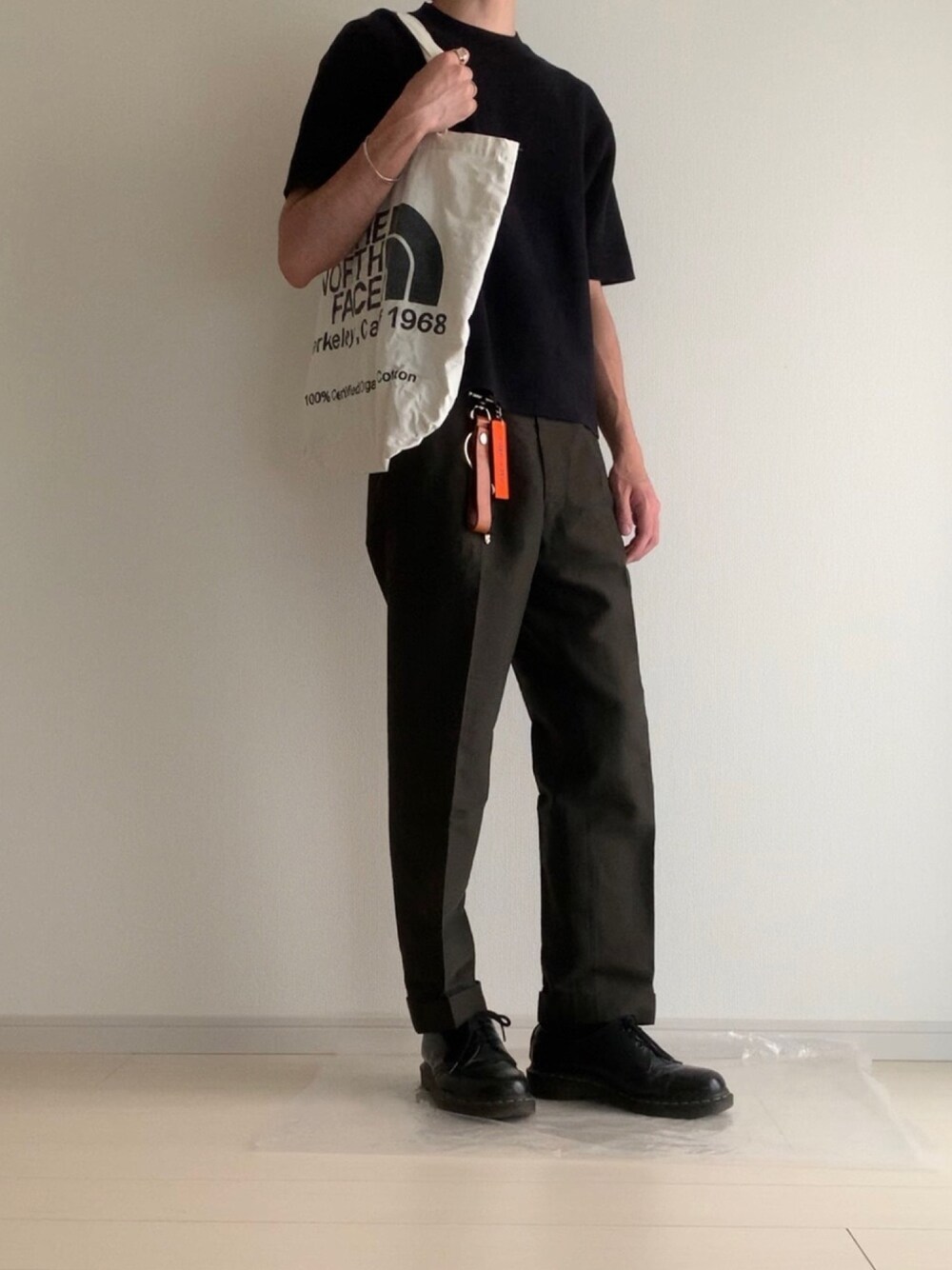 「シンプル、大人カジュアル、スラックス、革靴、Dr.Martens、トートバッグ、UNIQLO、ユニクロ、古着、古着MIX」｜「UNIQLOのアイテム（ニット/セーター、ブラック系）」を使った、みずいろさん（メンズ・173cm）の春コーディネートの1枚目の写真