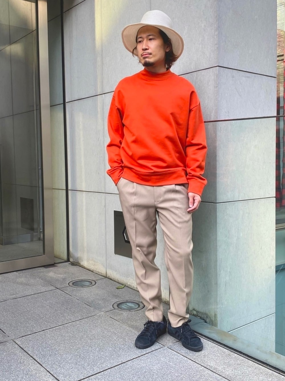 「メゾンスペシャル、maisonspecial、春コーデ、オトナカジュアル、オレンジ、テーパードパンツ、ベージュ、スニーカーコーデ、きれいめカジュアル、シンプルコーデ」｜「MAISON SPECIALのNORITAKE/ノリタケ Camilaモックネックスウェット【MAISON SPECIAL/メゾンスペシャル】（スウェット、オレンジ系）」を使った、takahirouedaさん（メンズ・174cm）の春コーディネートの1枚目の写真