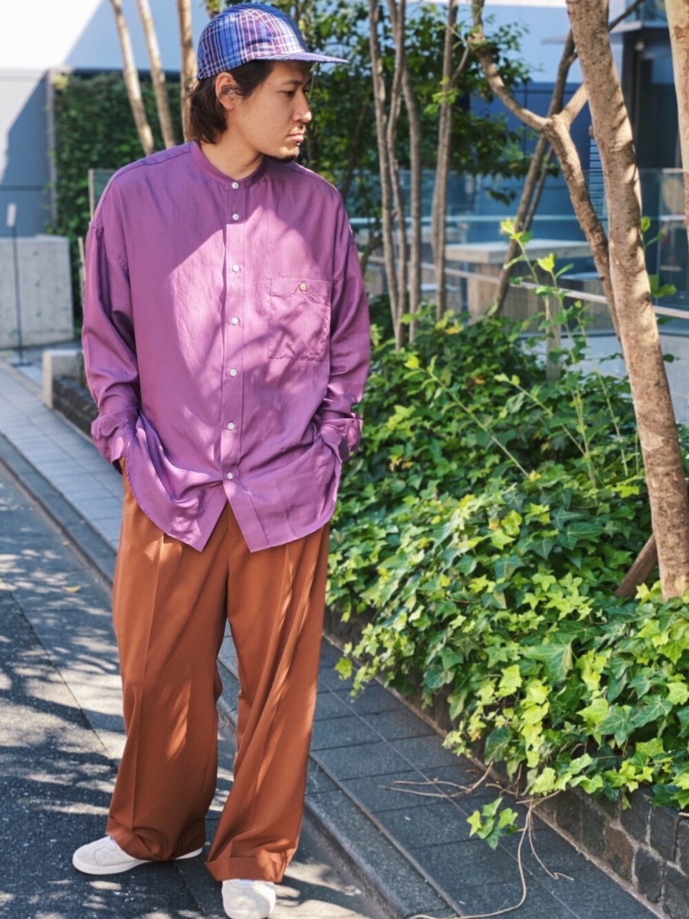 「メゾンスペシャル、maisonspecial、大人カジュアル、きれいめカジュアル、オーバーサイズ、スニーカーコーデ、シャツスタイル、ワイドパンツ、キャップ、休日スタイル」｜「MAISON SPECIALの《ユニセックスアイテム》コットンシルクマルチファブリックプライムオーバーバンドカラーシャツ 【MAISON SPECIAL/メゾンスペシャル】（シャツ/ブラウス、パープル系）」を使った、takahirouedaさん（メンズ・175cm）の春コーディネートの1枚目の写真