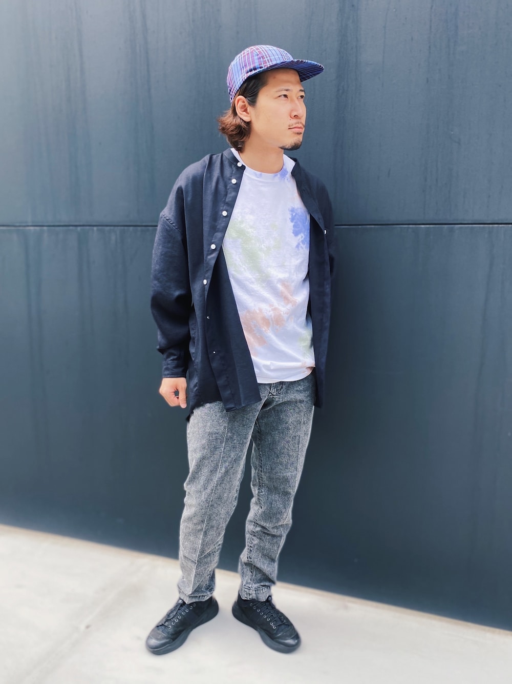「メゾンスペシャル、maisonspecial、休日スタイル、春夏コーデ、黒、オトナカジュアル、大人カジュアル、シャツスタイル、スニーカーコーデ、キャップ」｜「MAISON SPECIALの《ユニセックスアイテム》【SPECIAL FACTORY コラボ】マルチファブリックプライムオーバースタンドカラーシャツ 【MAISON SPECIAL/メゾンスペシャル】（シャツ/ブラウス、ブラック系）」を使った、takahirouedaさん（メンズ・175cm）の春コーディネートの1枚目の写真