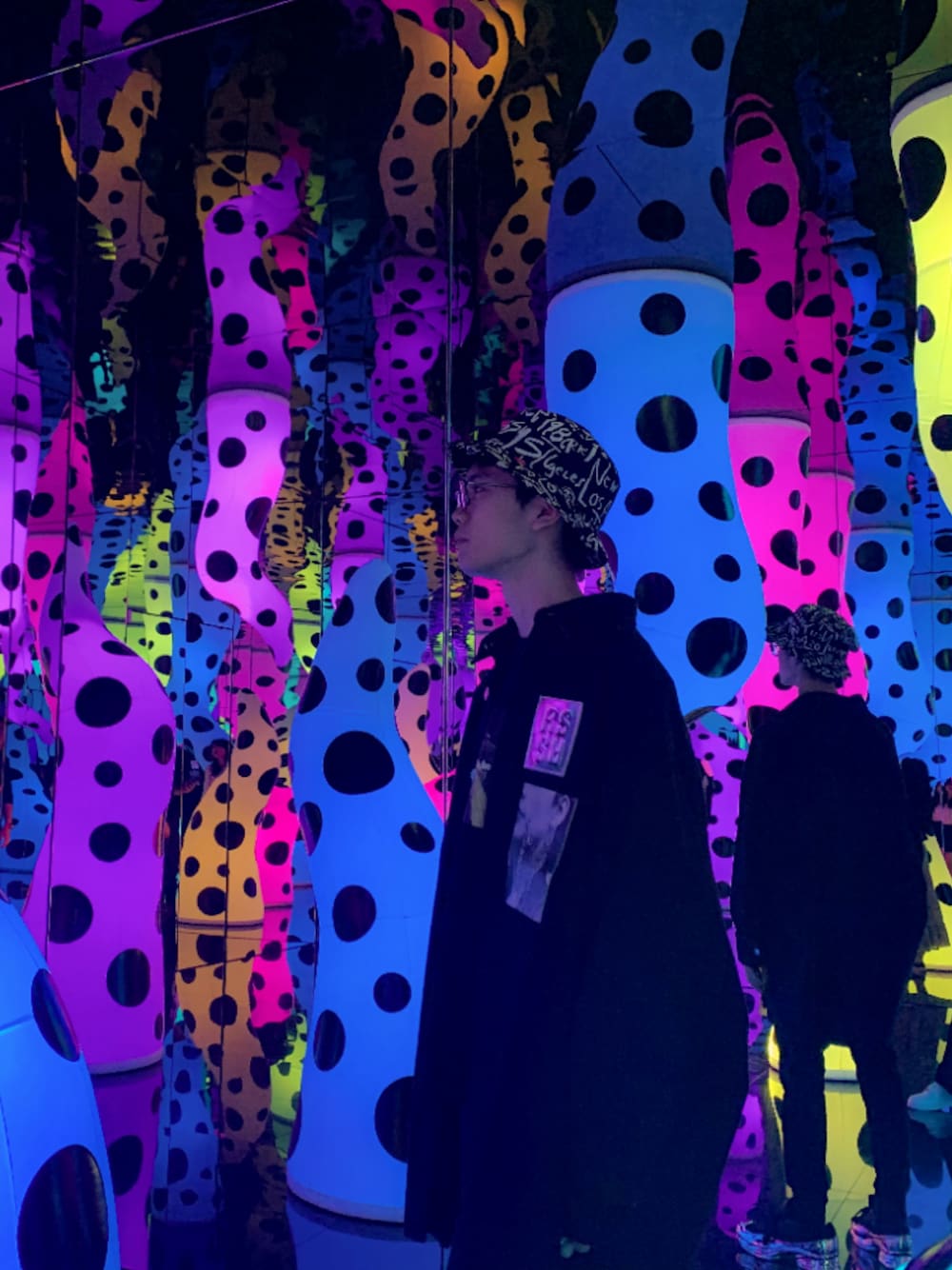 「草間弥生、ボストン、boston、RAF SIMONS」｜「adidas by RAF SIMONSのアイテム（スニーカー、ブラック系）」を使った、How4rd.さん（メンズ・179cm）の秋コーディネートの1枚目の写真