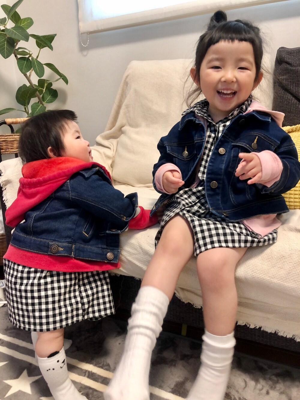 「パーカー、休日スタイル、女の子コーデ、お揃い」｜「GLOBAL WORKの【キッズ】バックボタンＧジャン/862717（デニムジャケット、ブルー系）」を使った、nana☆🌙さん（キッズ・100cm）の春コーディネートの1枚目の写真
